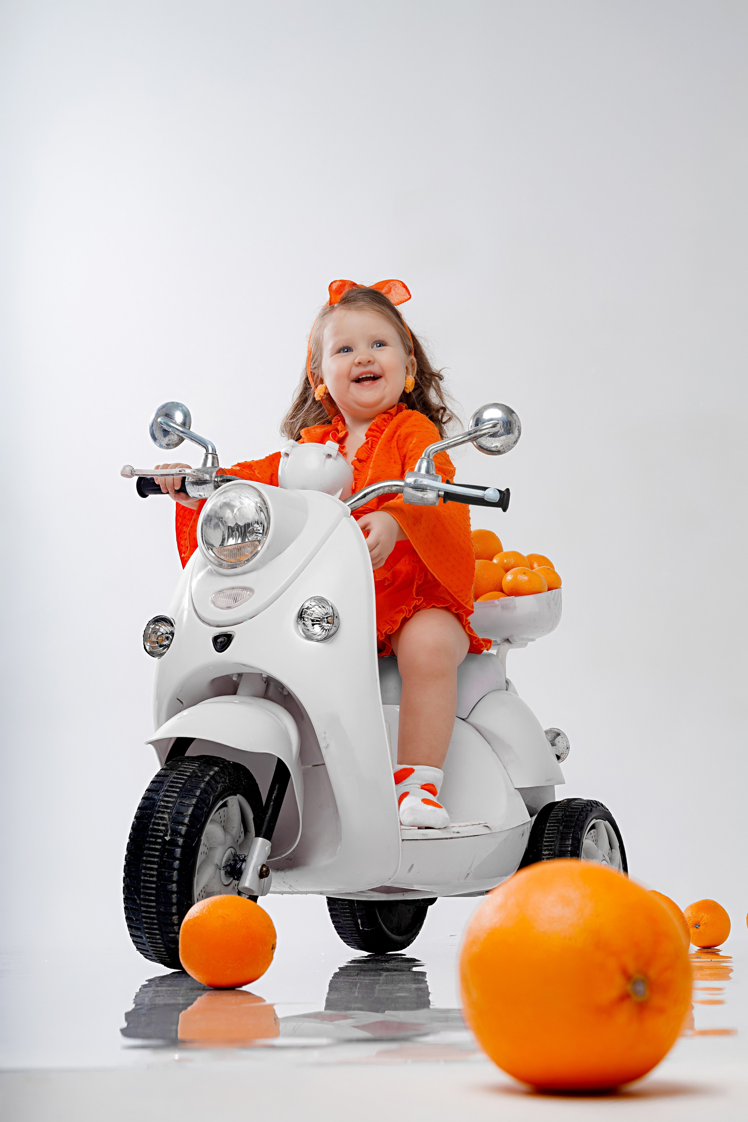 Детская фотосессия с мандаринами в студии в Сочи. Детский студийный фотограф Сочи