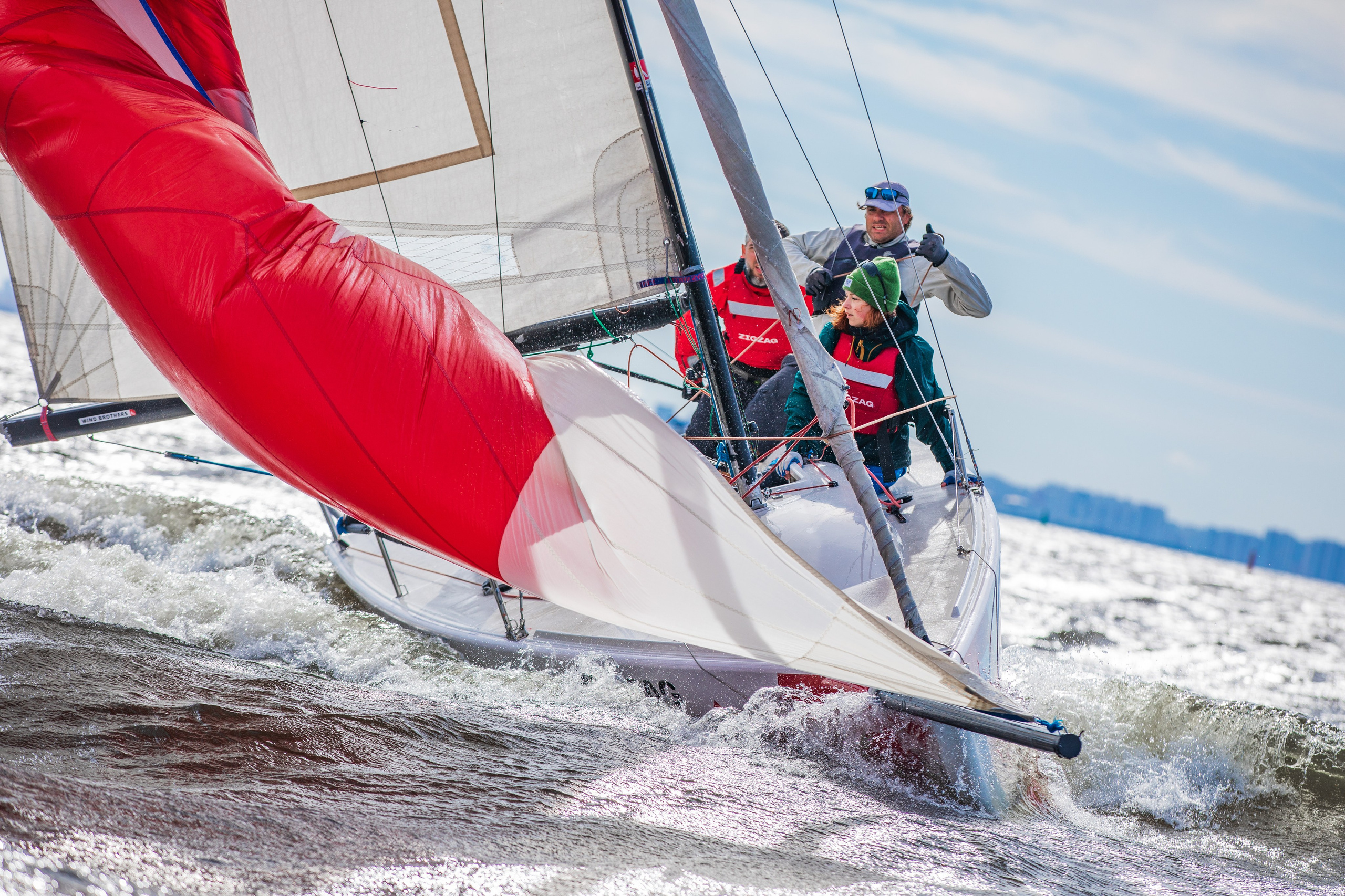 Яхтсмены борются с ветром на регате.