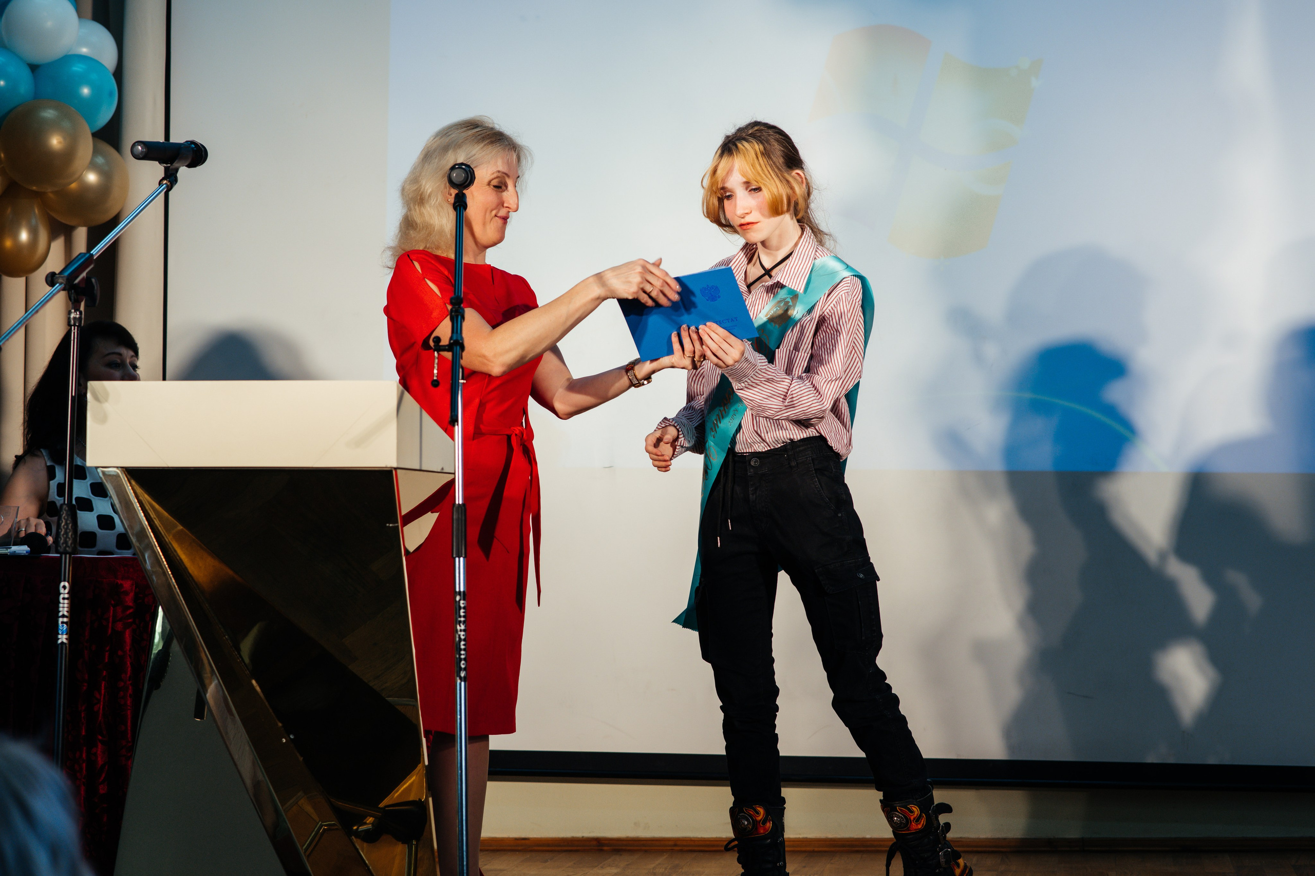 Вручение аттестатов. Выпускные альбомы в Подольске Москве и МО