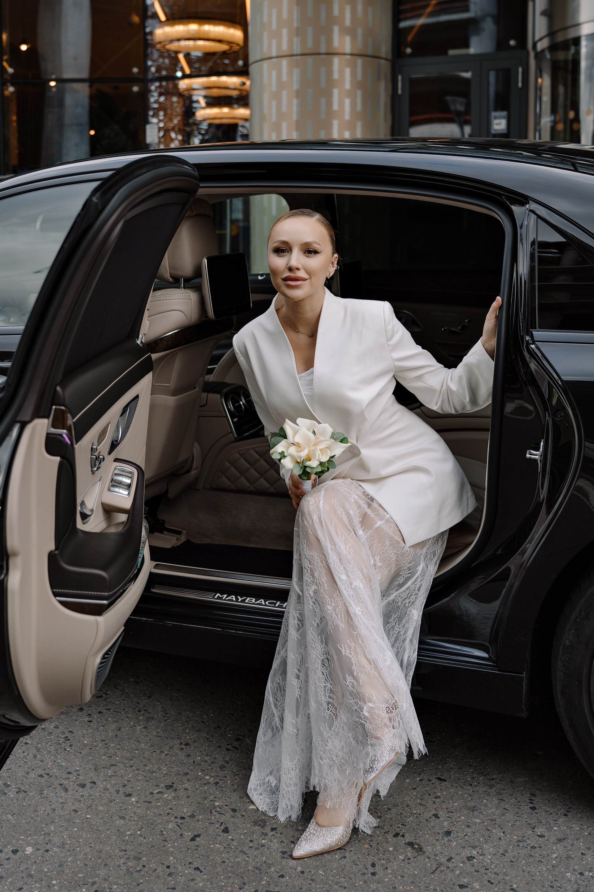 Свадебная фотосессия невесты с автомобилем