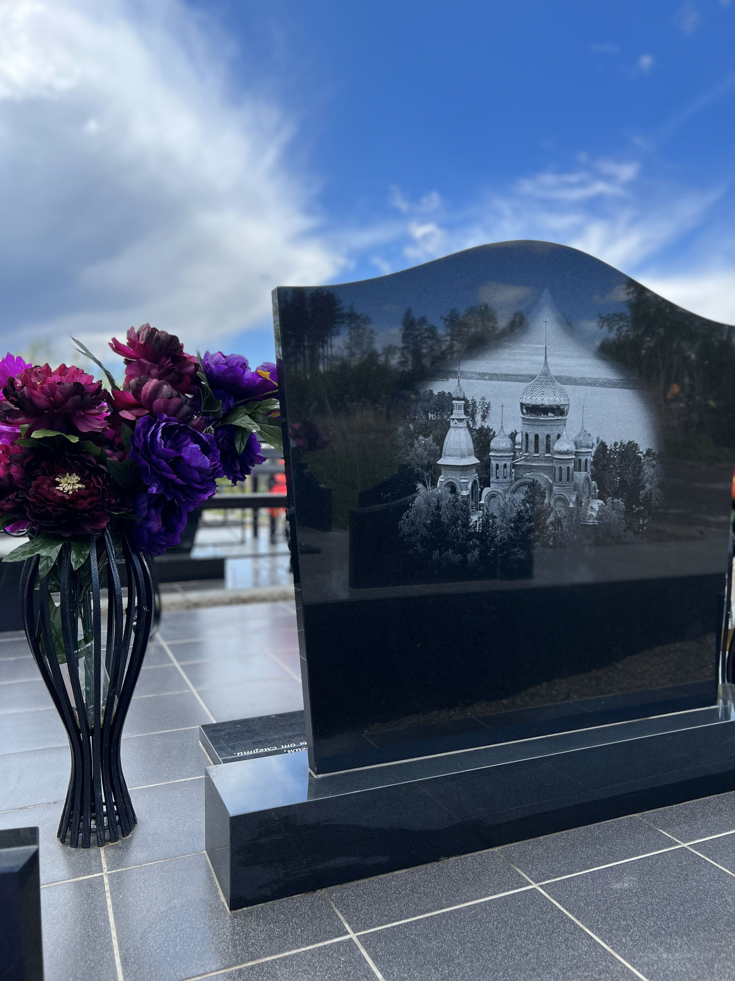 Гравировка от наших художников. ГРАНИТ26 Ритуальные услуги Железногорск. Благоустройство могил, продажа памятников