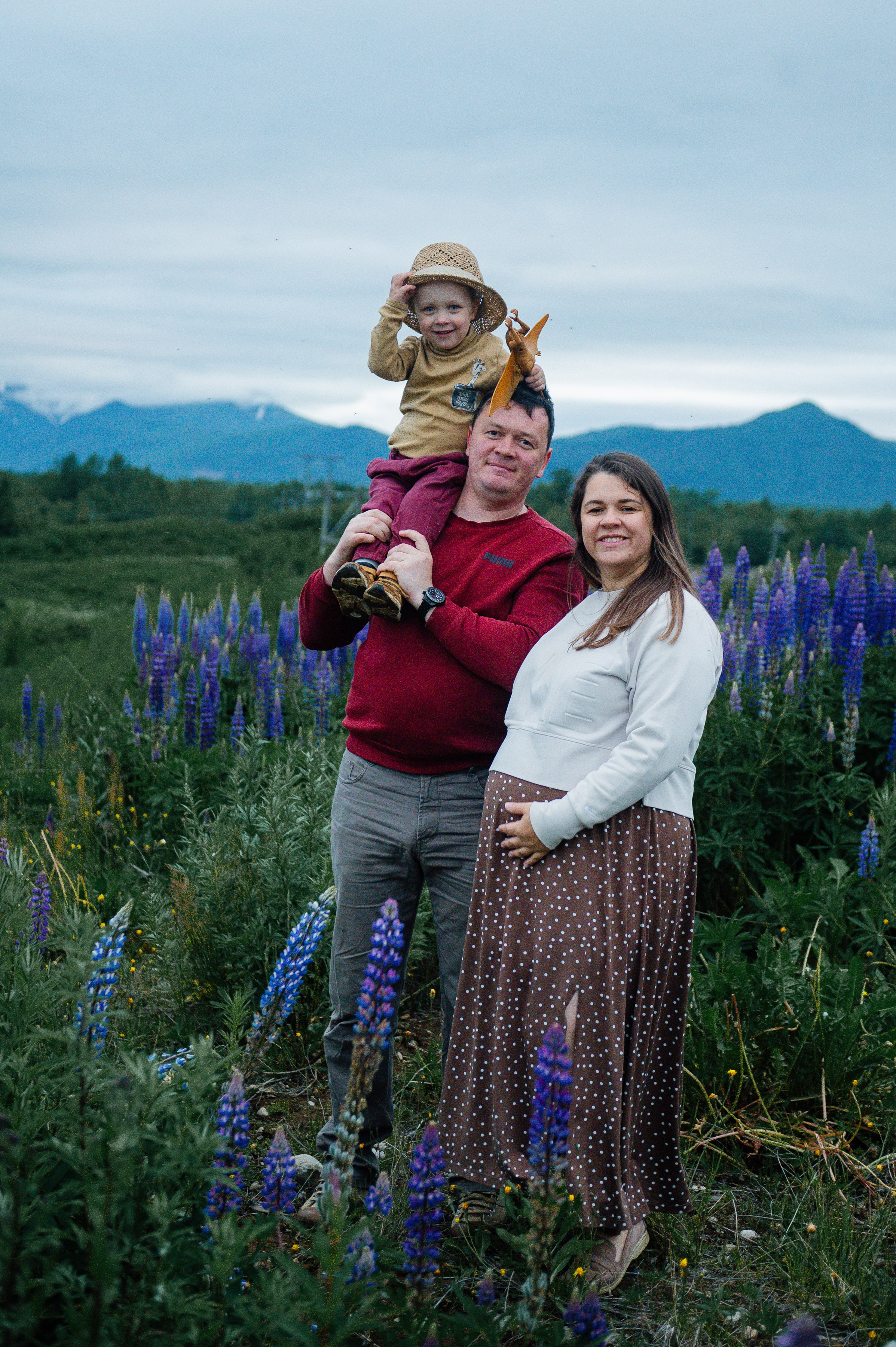 Прогулка в люпиновых полях. Свадебный и семейный фотограф Камчатка. Фотограф Камчатка