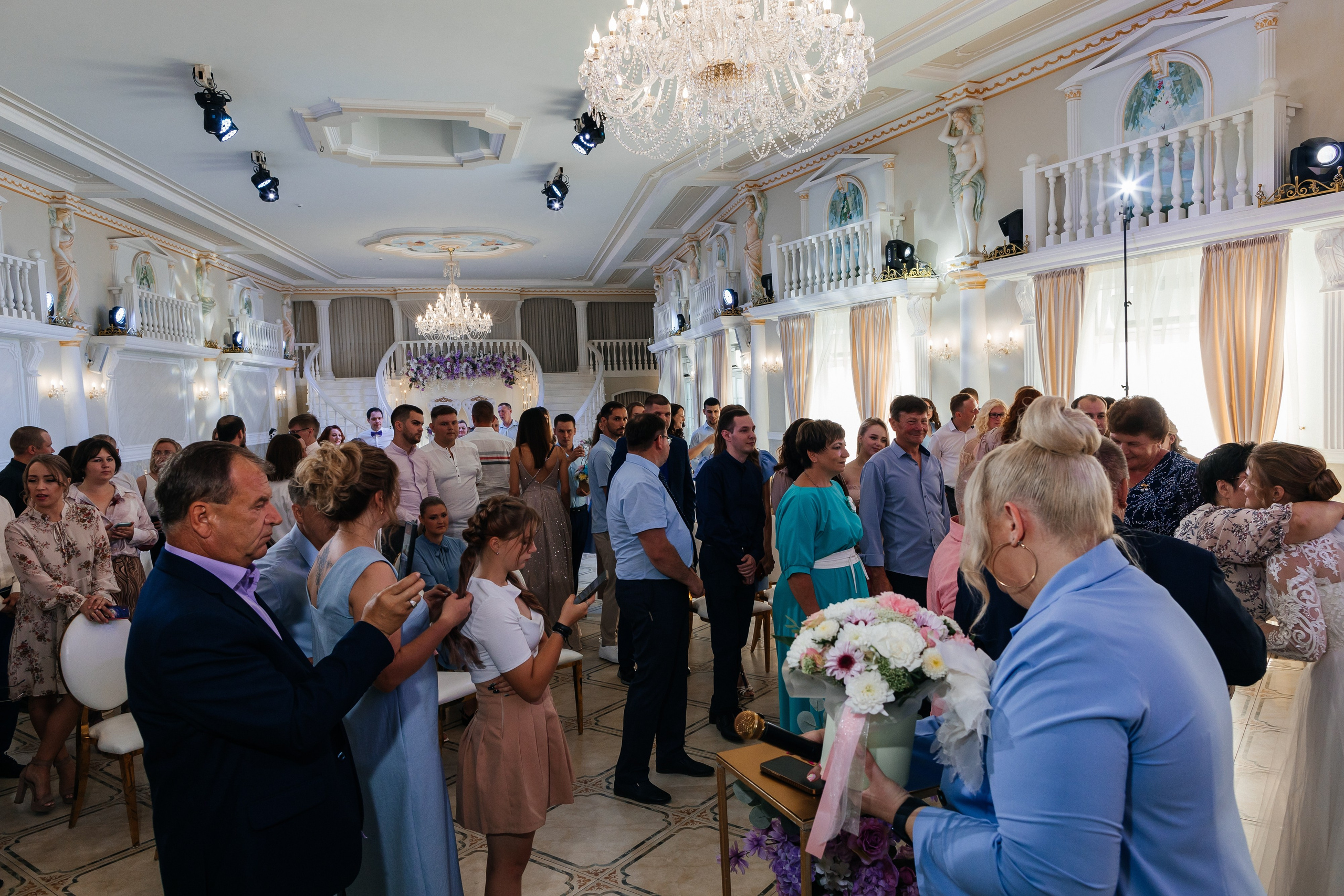 Трогательная выездная церемония в уютном ресторане. Олег Сверчков | Свадебный фотограф Вологда