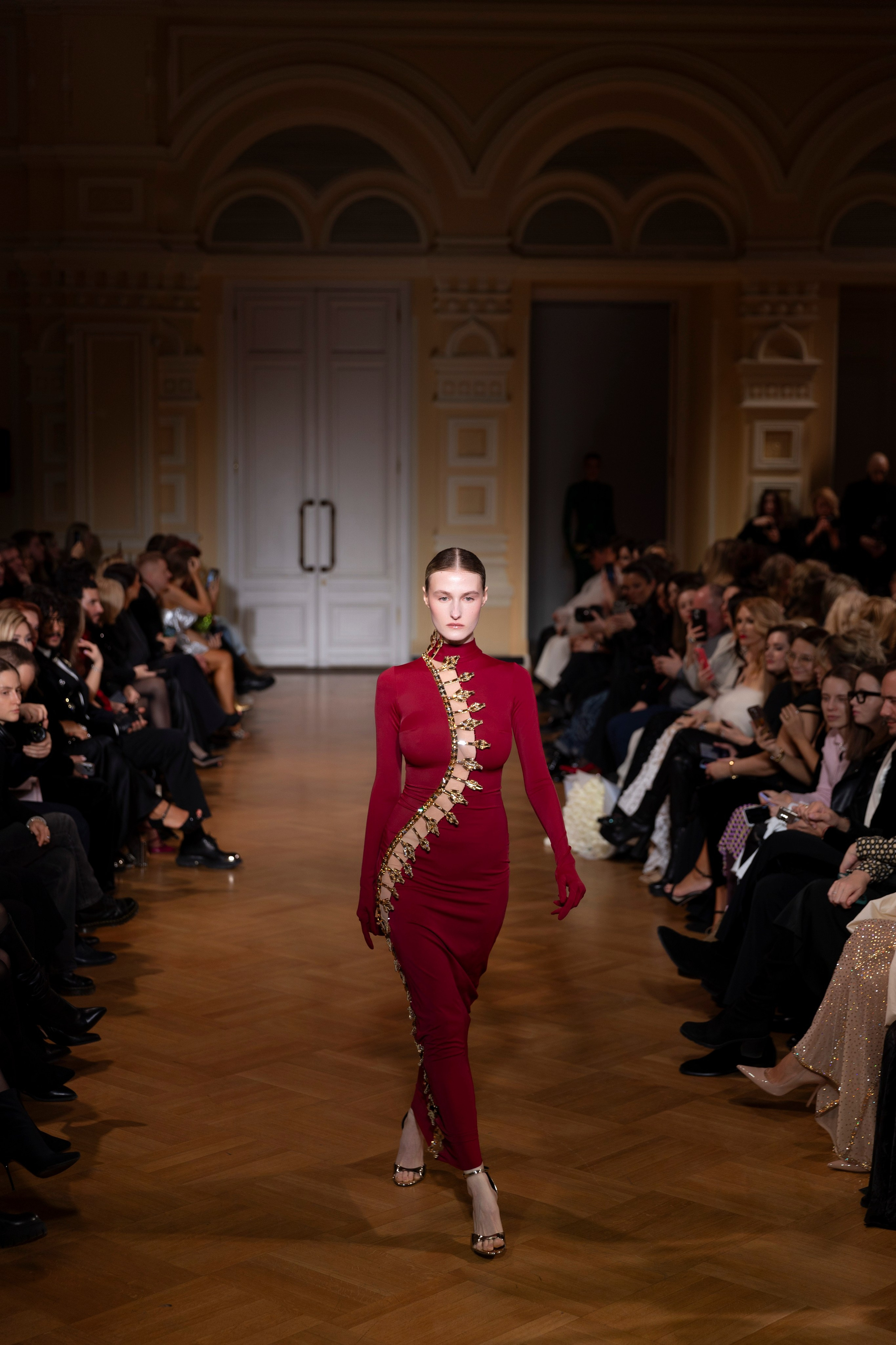 CANACH fashion show by Artashes Oganian, GUM, Moscow. «Птичка на проводе»: информационный портал в Москве