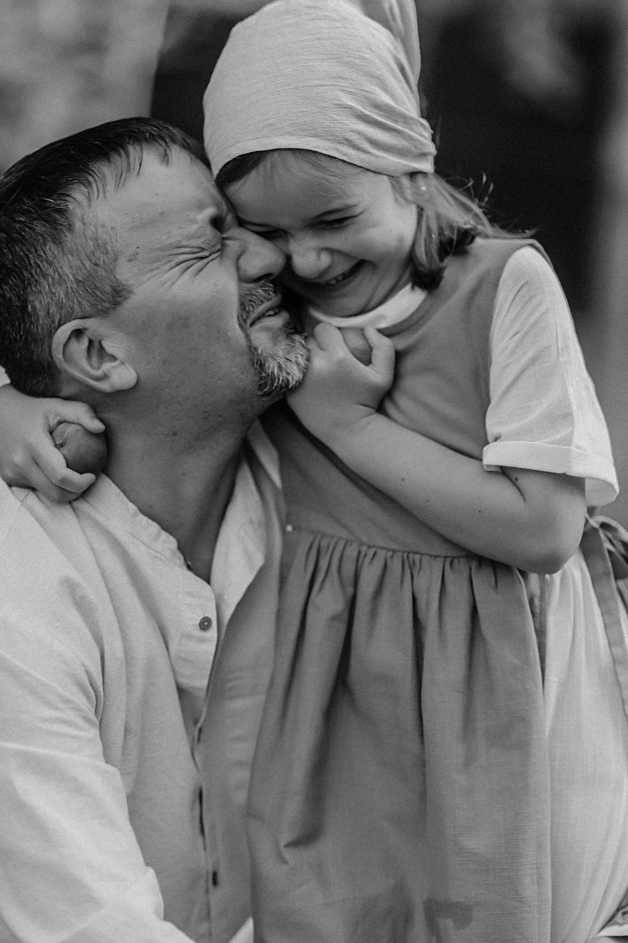 Стирка у дома. Семейный фотограф Тюмень, фотограф на роды Салмина Мария