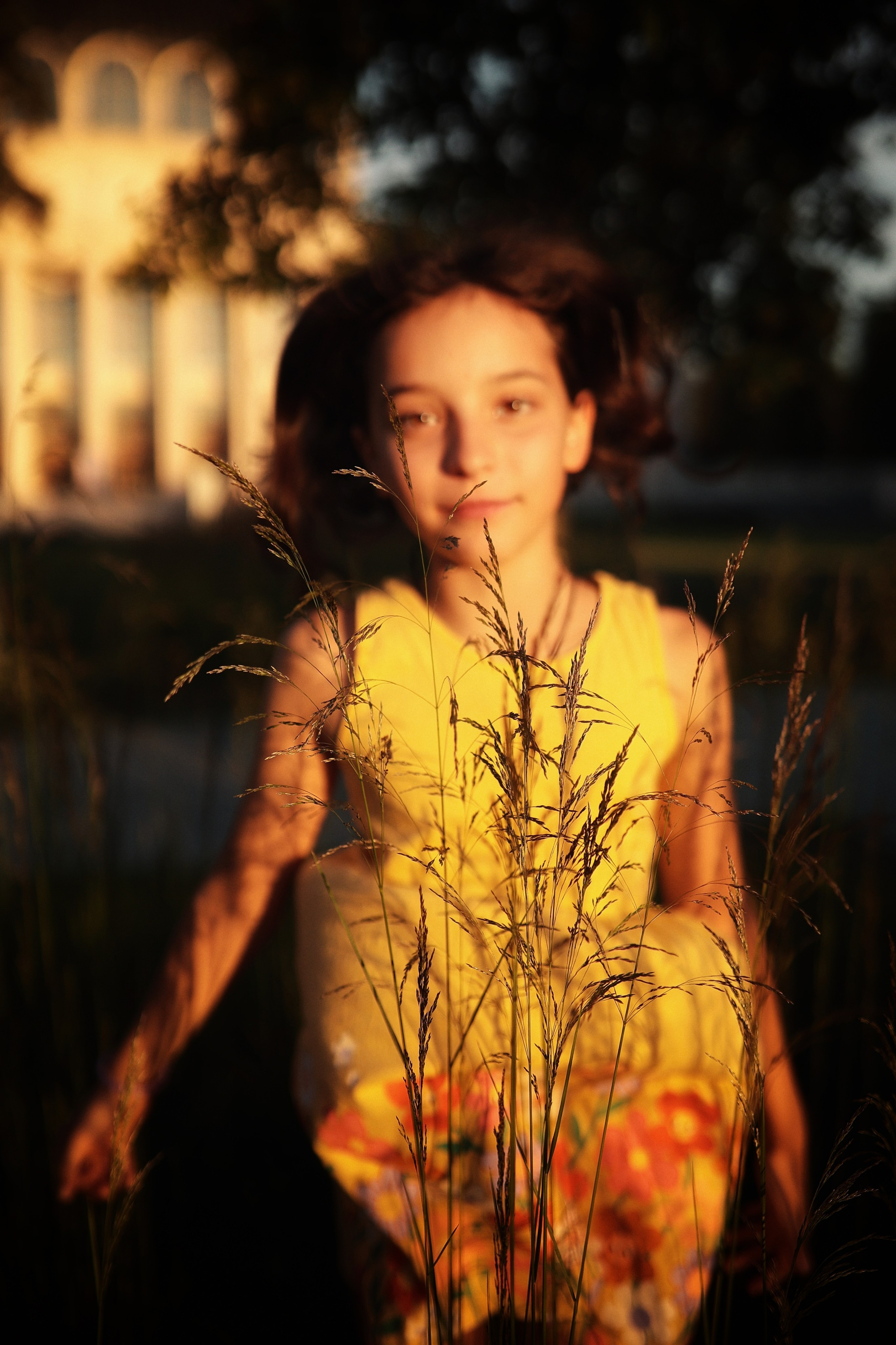 Девочка в парке в солнечных лучах