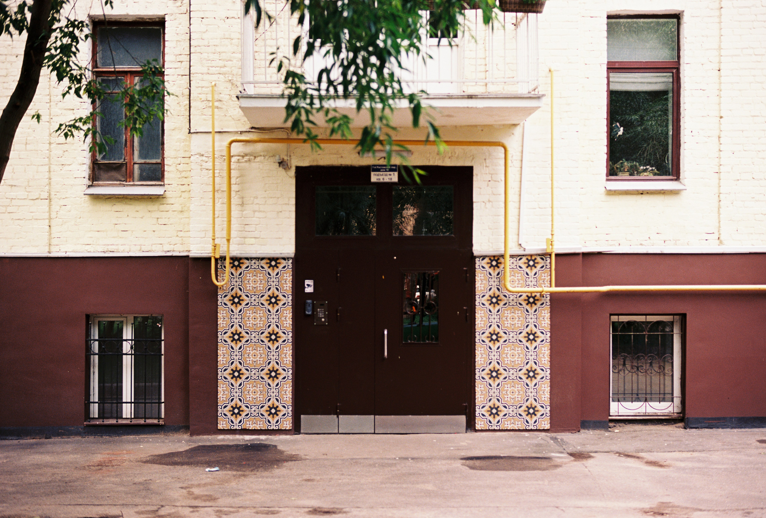 Подъезд дома в районе Ростовской набережной в Москве