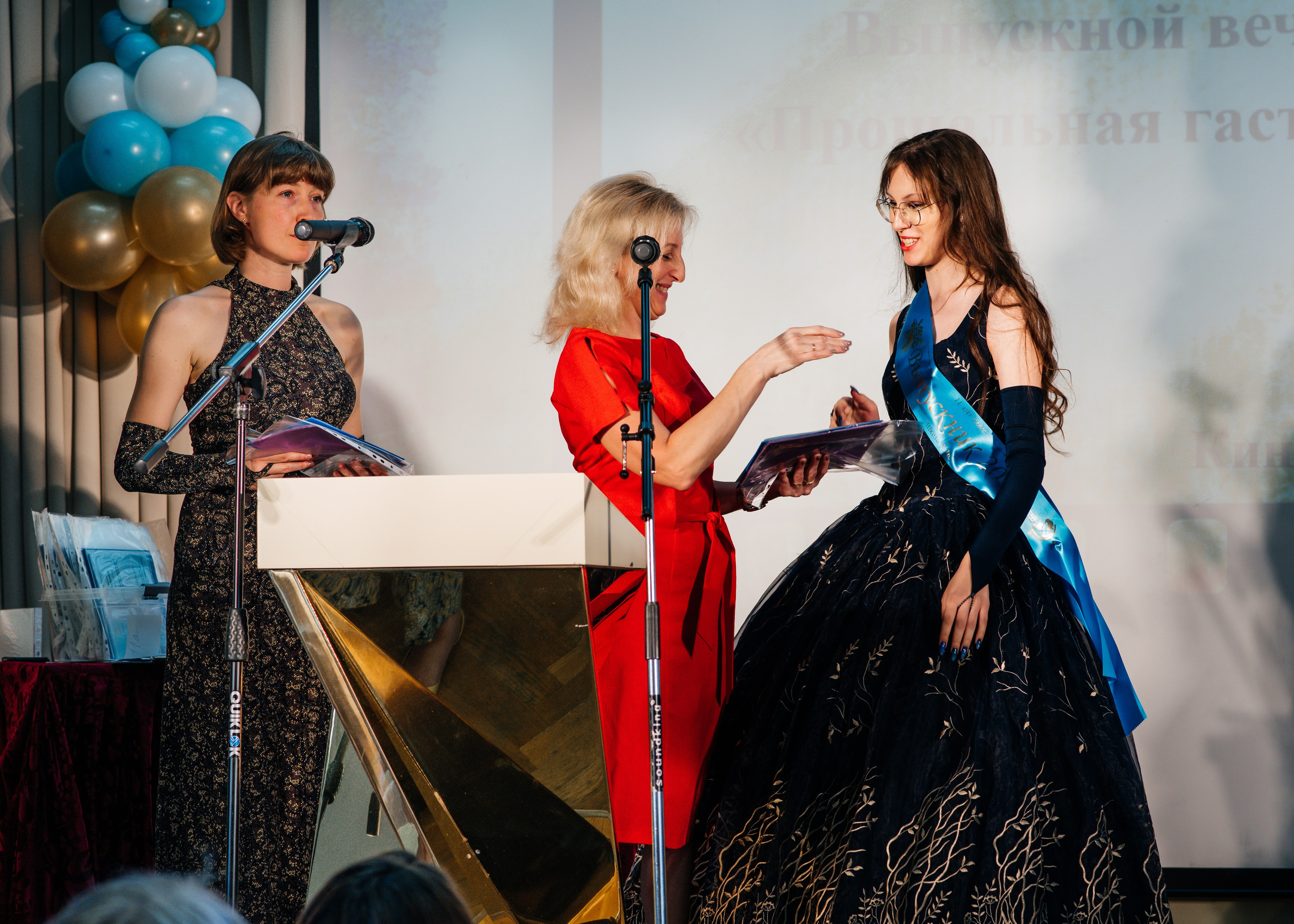 Вручение аттестатов. Выпускные альбомы в Подольске Москве и МО