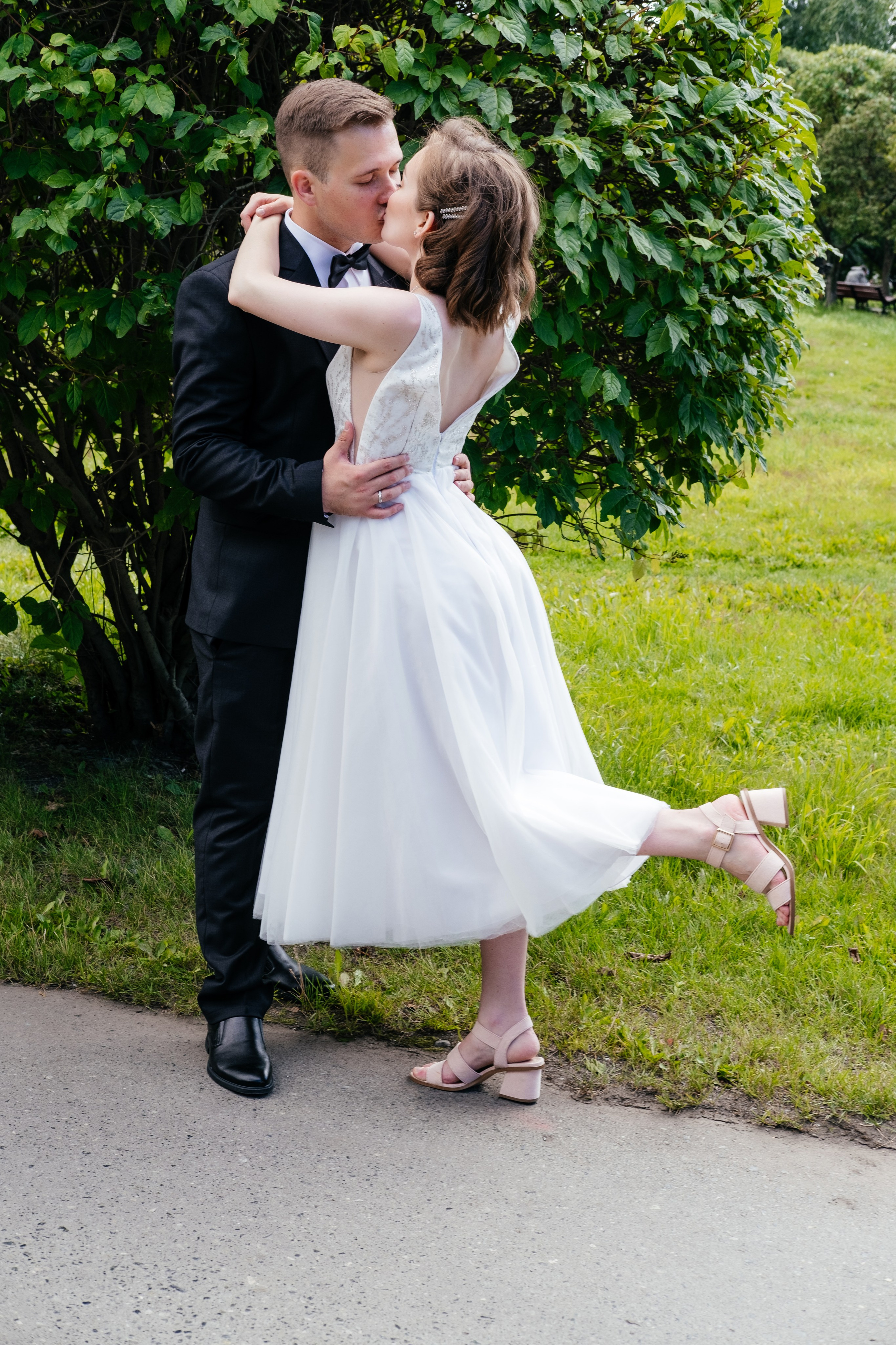 Свадебная фотосессия на уличной локации в Екатеринбурге и Москве. Свадебный фотограф — заказ профессиональной фотосесии, все виды фотосъемки. Свадебный фотограф в Екатеринбурге — заказ профессиональной фотосесии, все виды фотосъемки