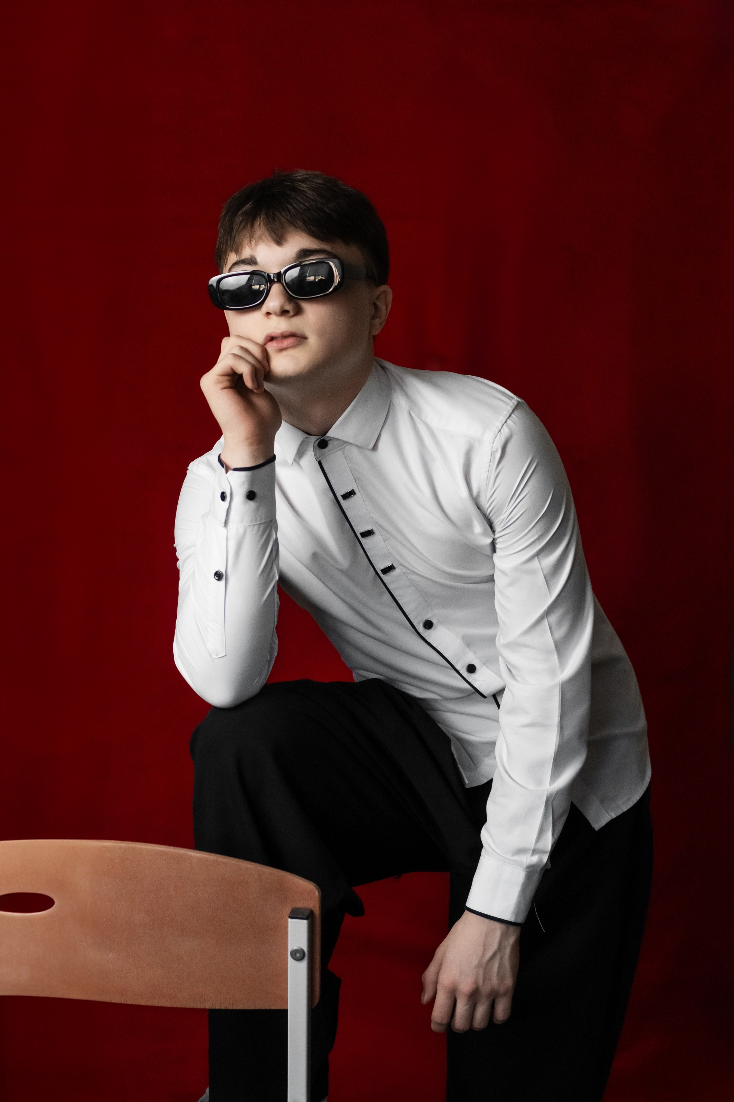 Портреты на красном фоне школа / студия. Ольга Плаксина фотограф в Саратове