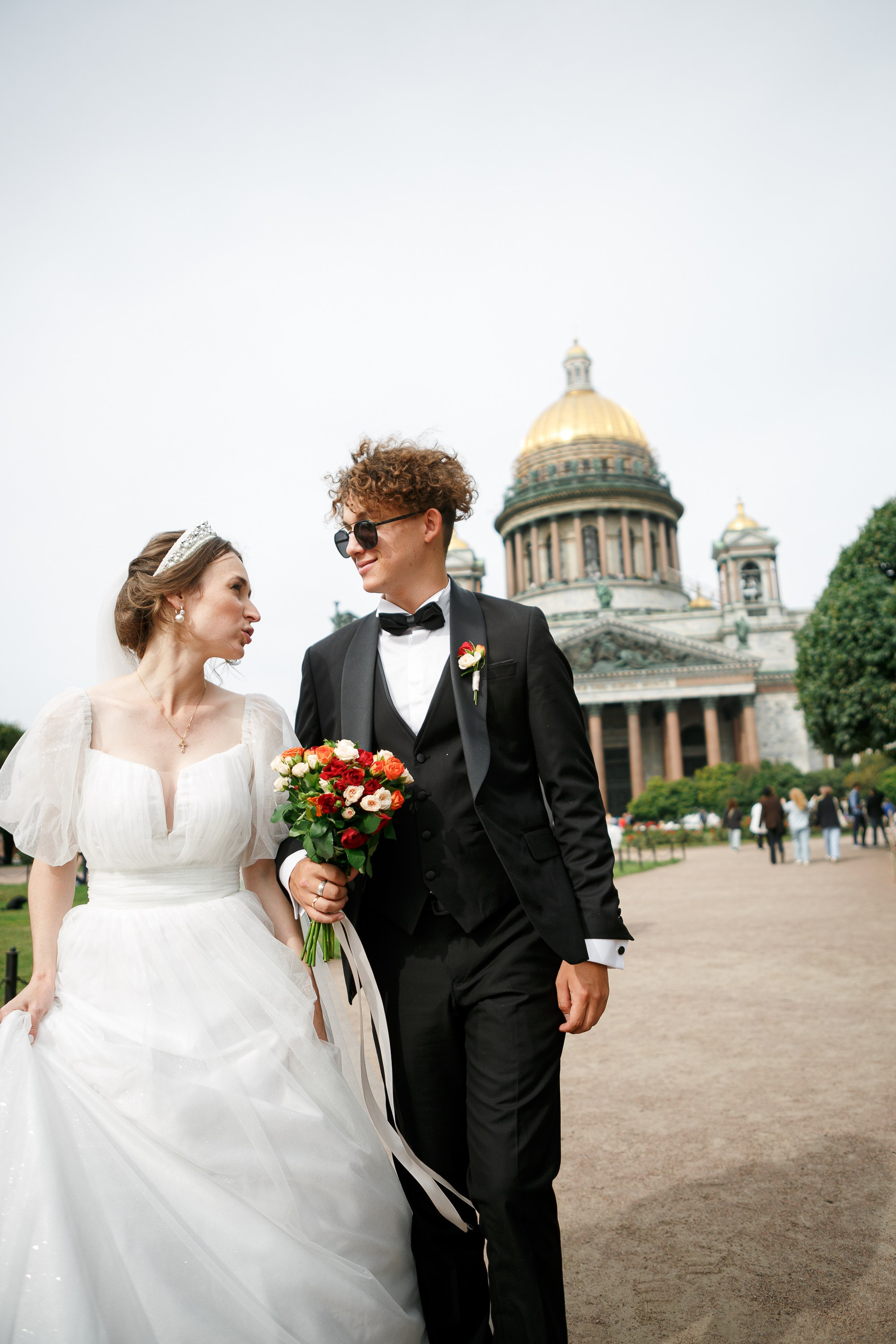 Исаакиевский собор. Жених и невеста идут по дороге.
