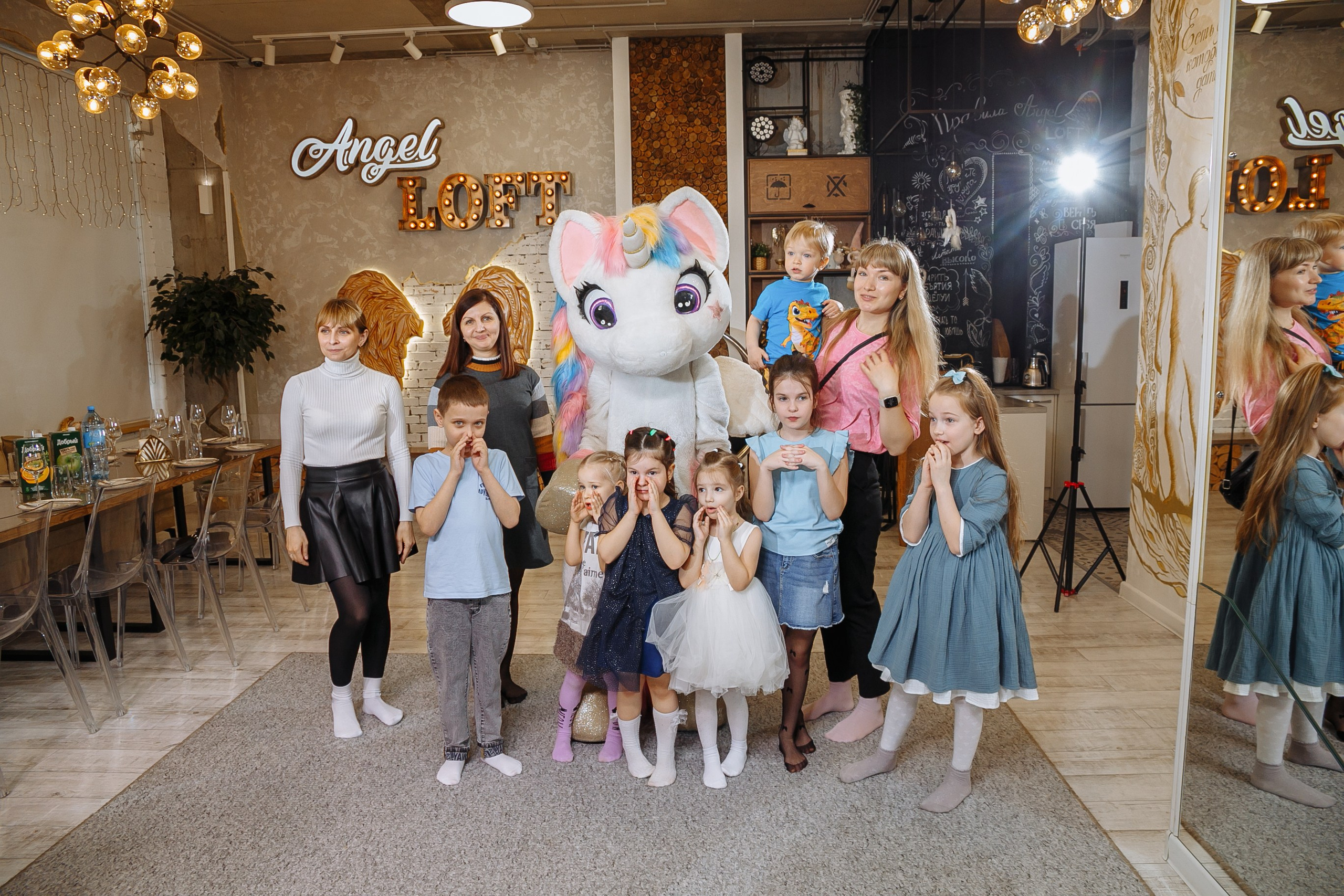 Насте 5 лет, дети играют в Ангел лофт. Событийный фотограф Максим Бескоровайновнов