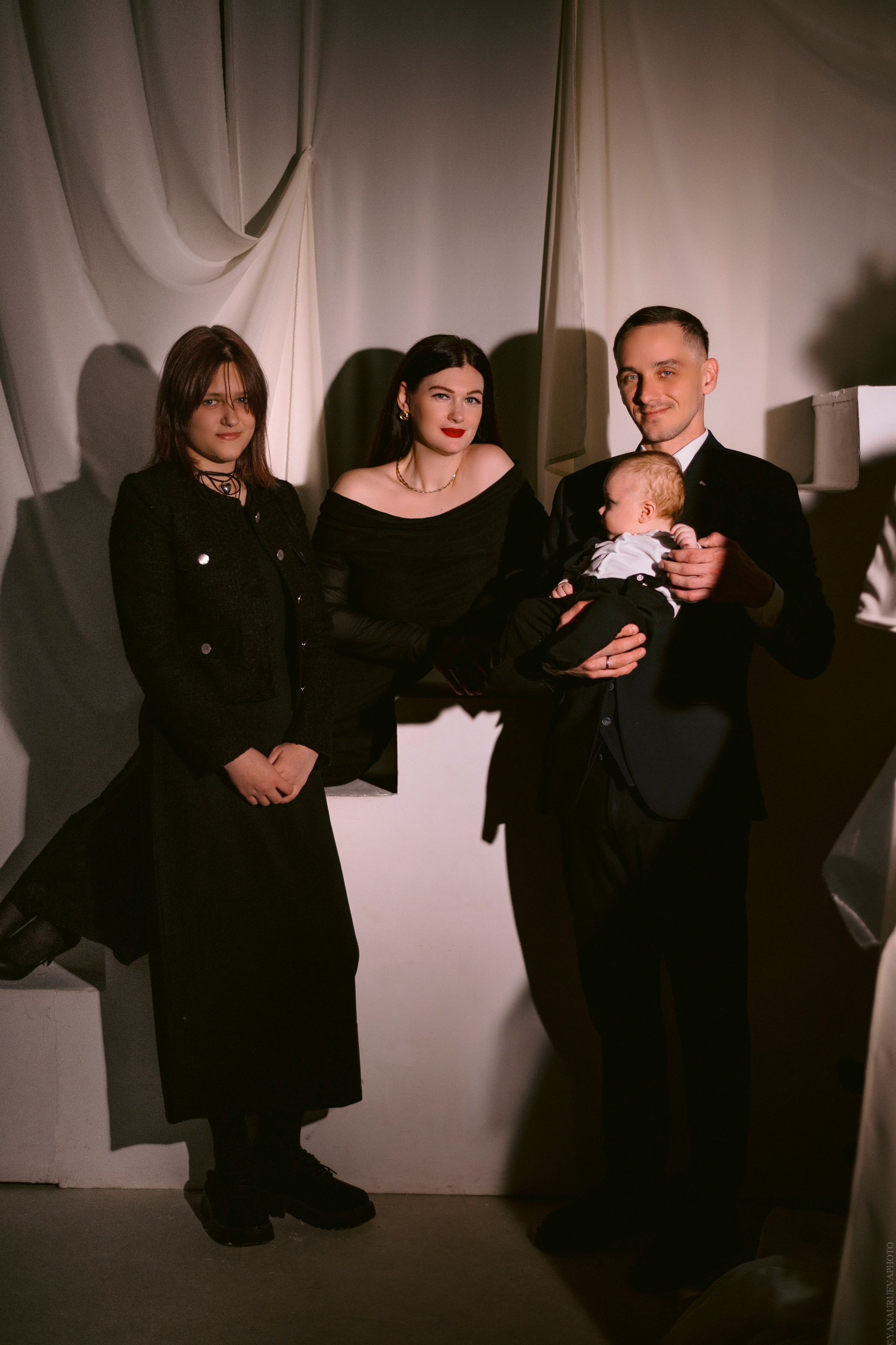 Семья в вечерних нарядах