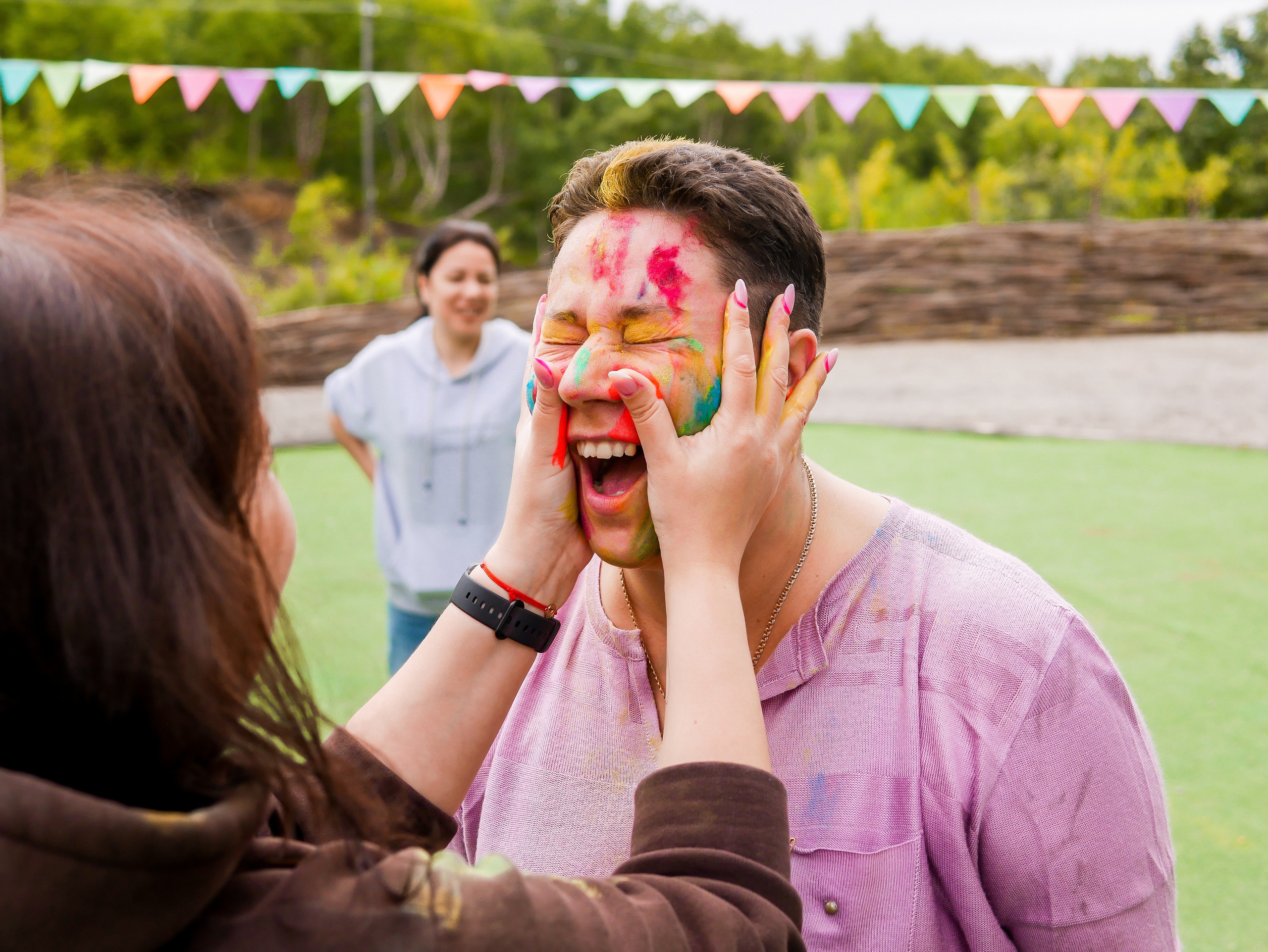 Корпоратив на природе с красками Холли. Фотограф Диана Воробьева Нижний Новгород