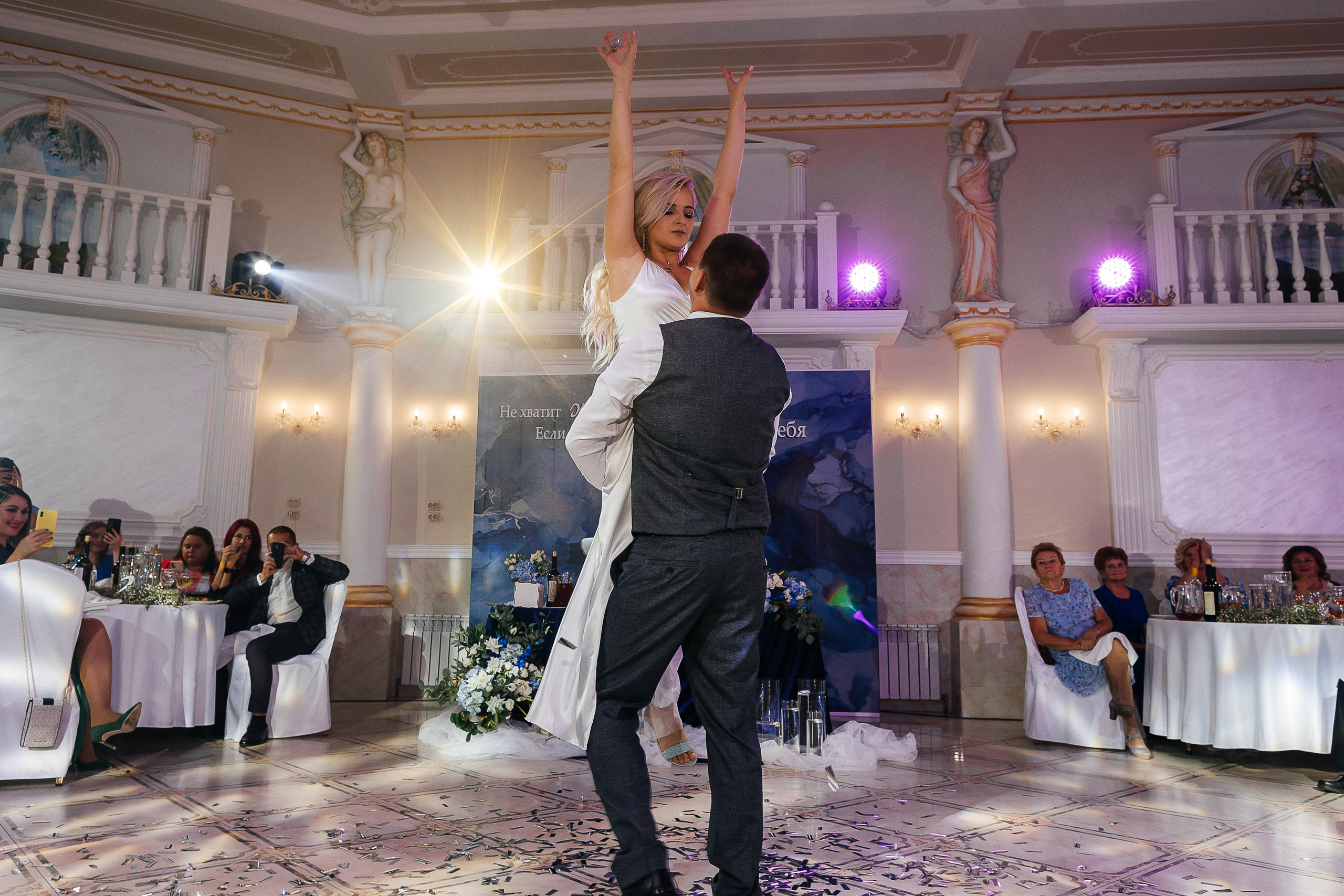 Стильная фотосессия пары в интерьерах ресторана. Олег Сверчков | Свадебный фотограф Вологда