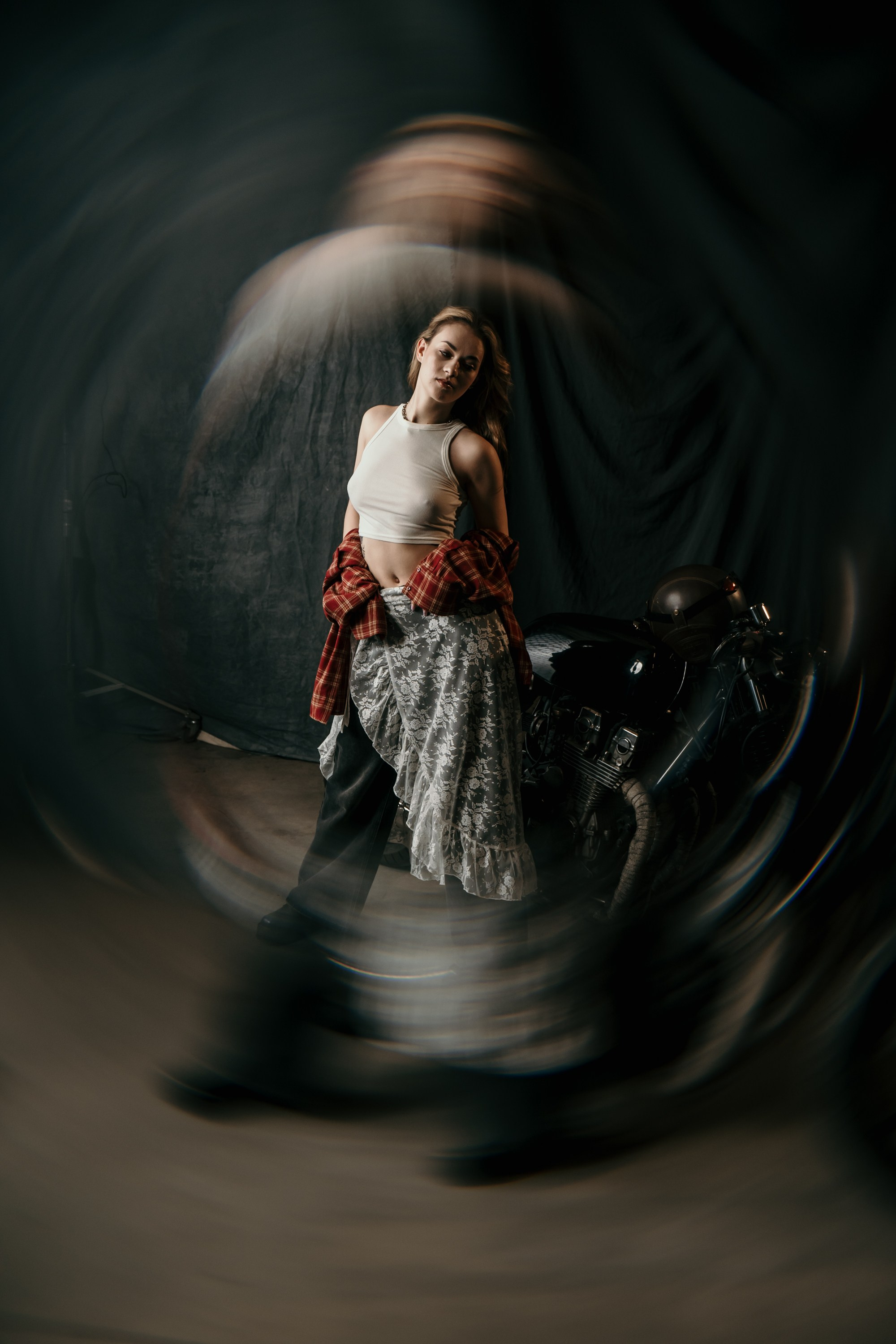 Фотосессия с мотоциклом в студии в Санкт-Петербурге. Свадебный, семейный, портретный, репортажный фотограф в Санкт-Петербурге