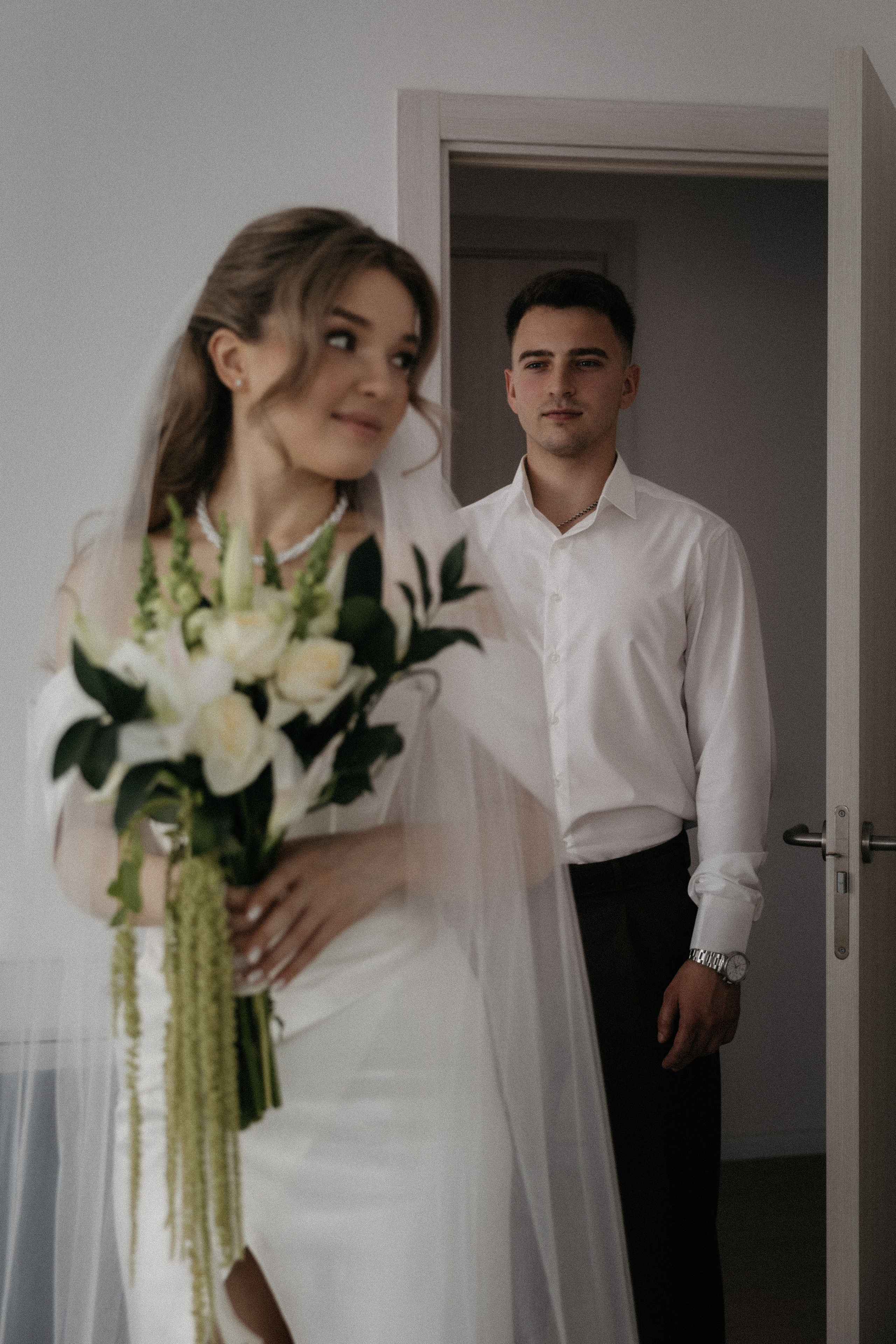 Свадебная фотосессия в стильном лифте элитного дома Москвы