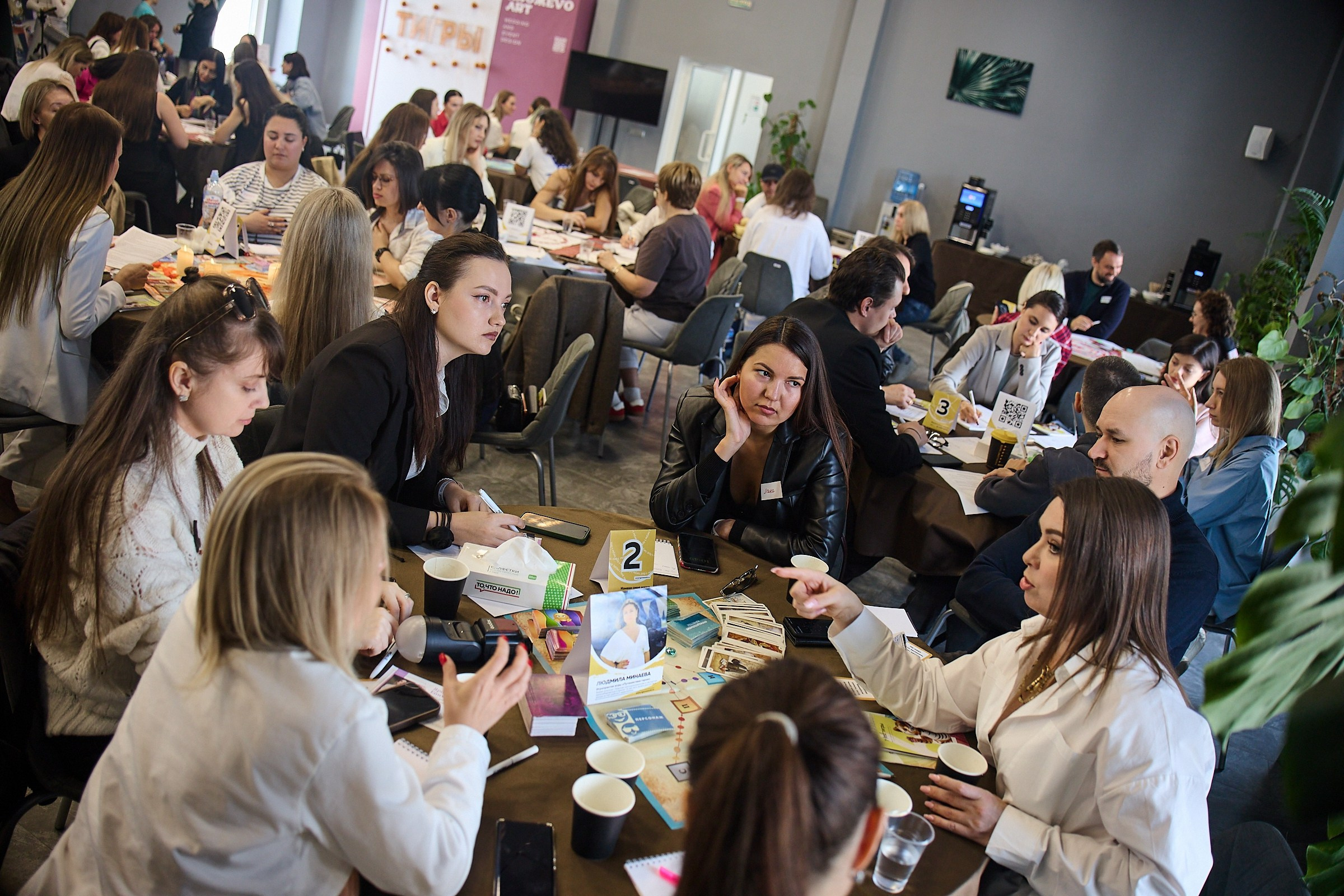 Репортажная съемка на психологическом мероприятии. Профессиональный фотограф в Сочи Виктория Джой. Обучение