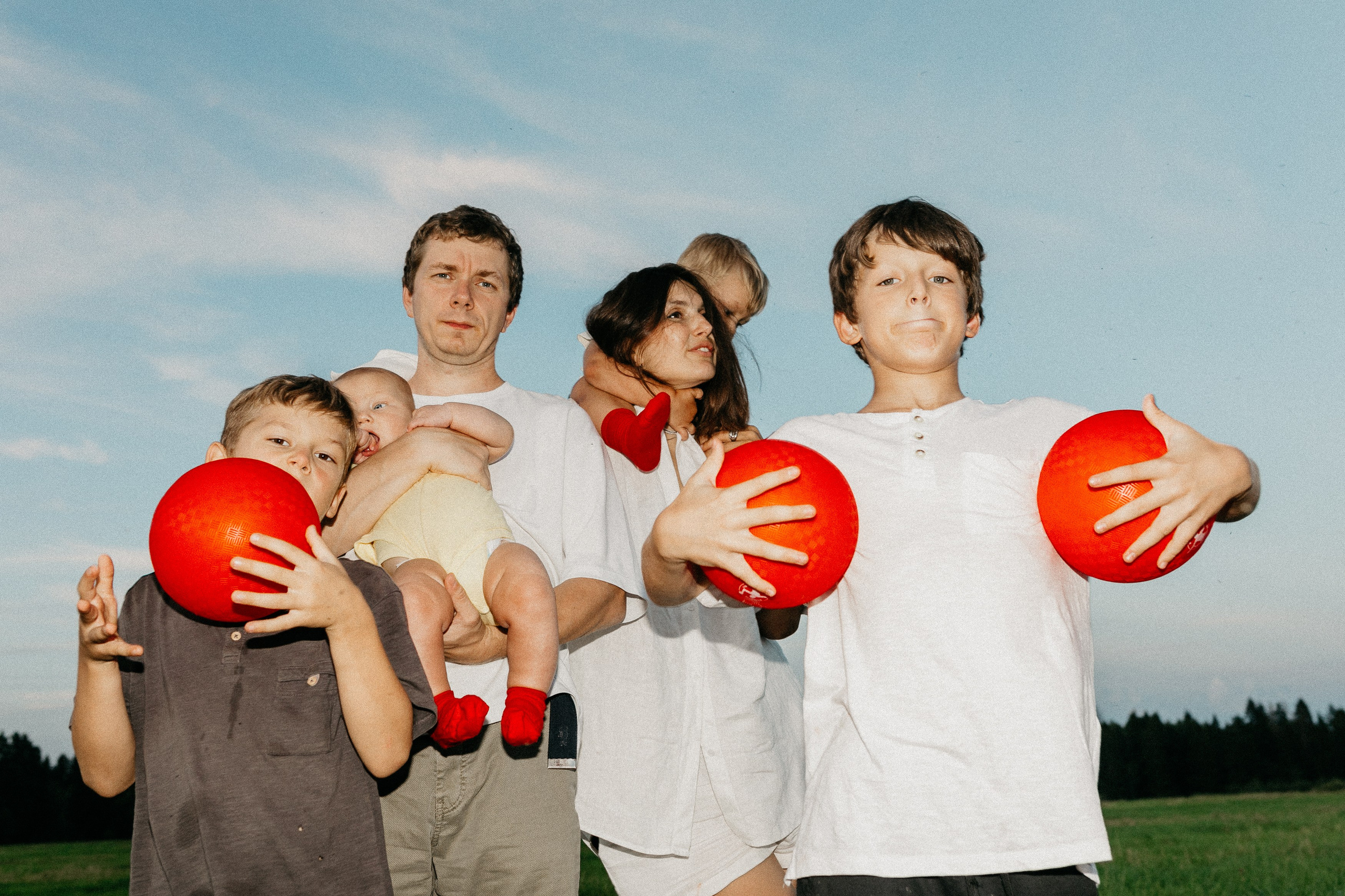 Фотосессия с красными мячами. Семейный фотограф Маша Тимофеева | Москва