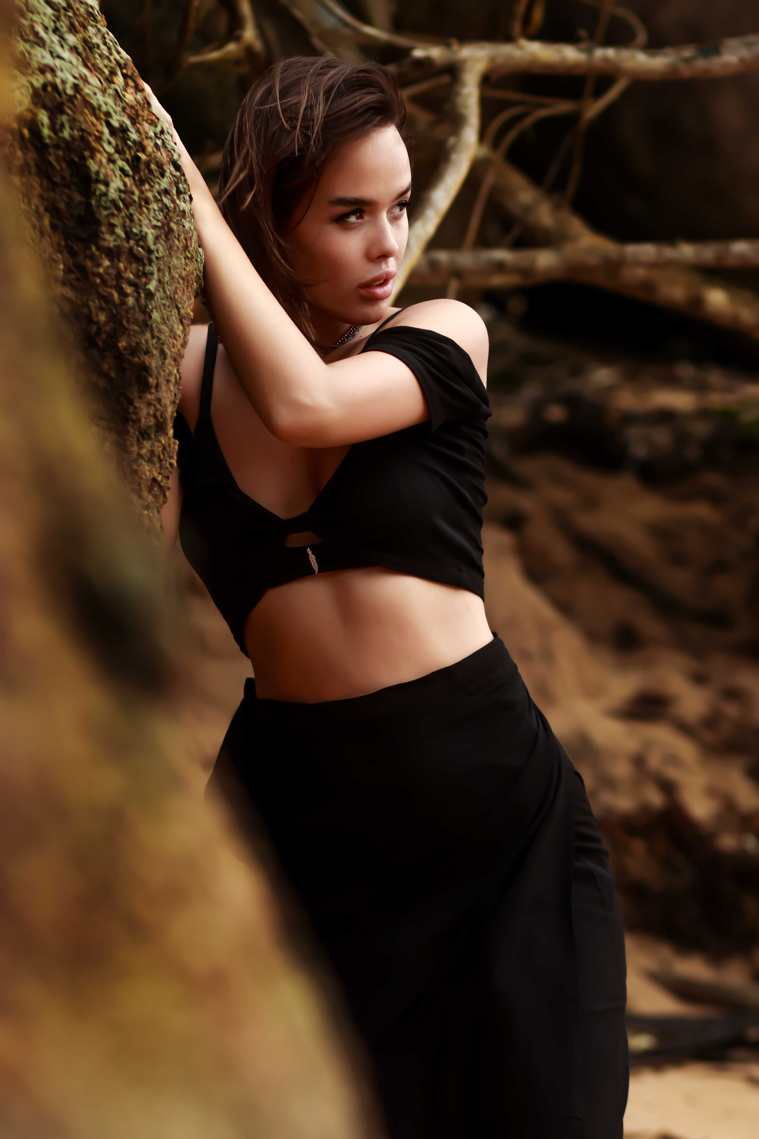 Авторская съемка среди вулканических камней Хиккадувы: воздушные туники бренда Nakota Tuwa в движении, контраст нежных тканей и дикой природ. Фотограф на Шри-Ланке