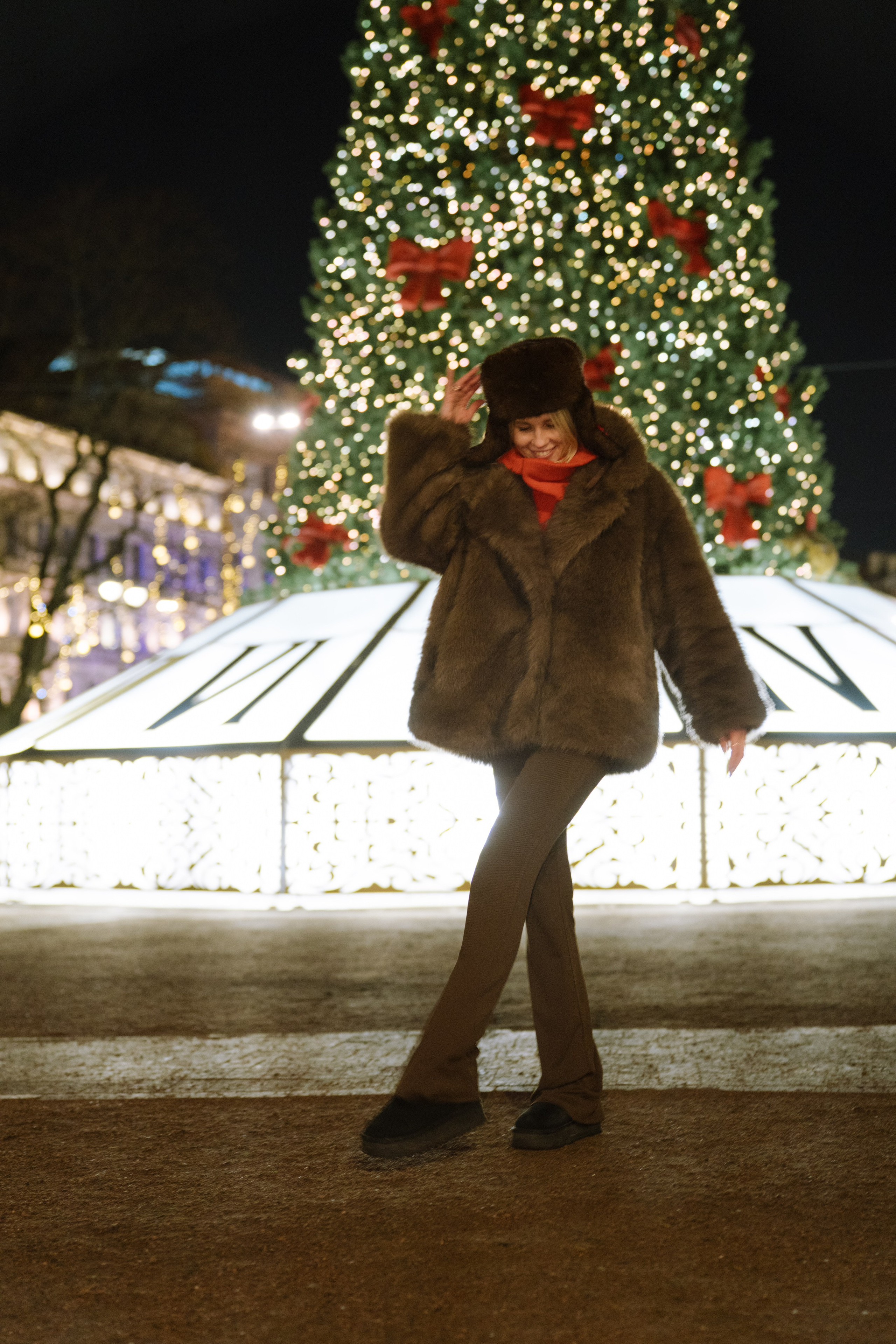 ПРОГУЛКА НА МАНЕЖНОЙ ПЛОЩАДИ ДЛЯ ДЕВУШКИ ПЕРЕД НОВЫМ ГОДОМ (НОВОГОДНЯЯ ФОТОСЕССИИЯ НА МАНЕЖНОЙ ПЛОЩАДИ). Профессиональный фотограф, Санкт-Петербург — Виктория Богомолова