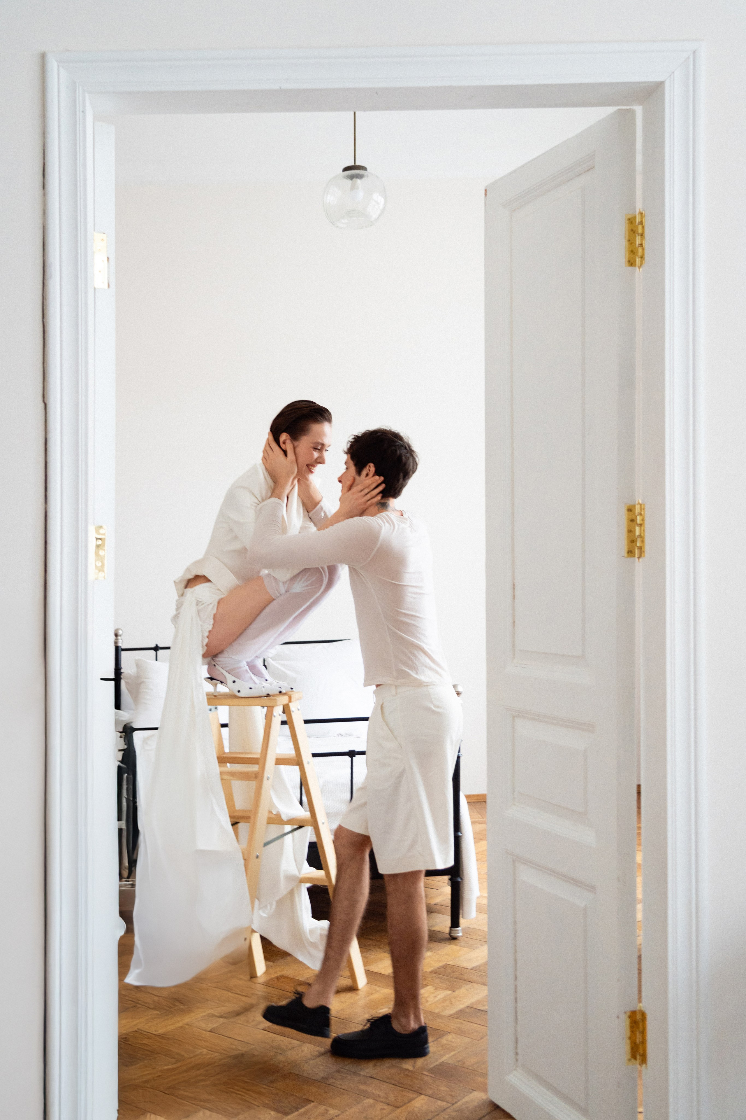 Свадебная фотосессия для пары в квартире