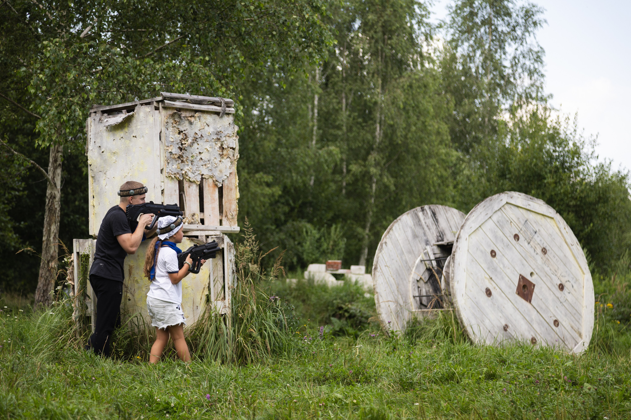 Лазертаг на природе с семьей. Документальный фотограф