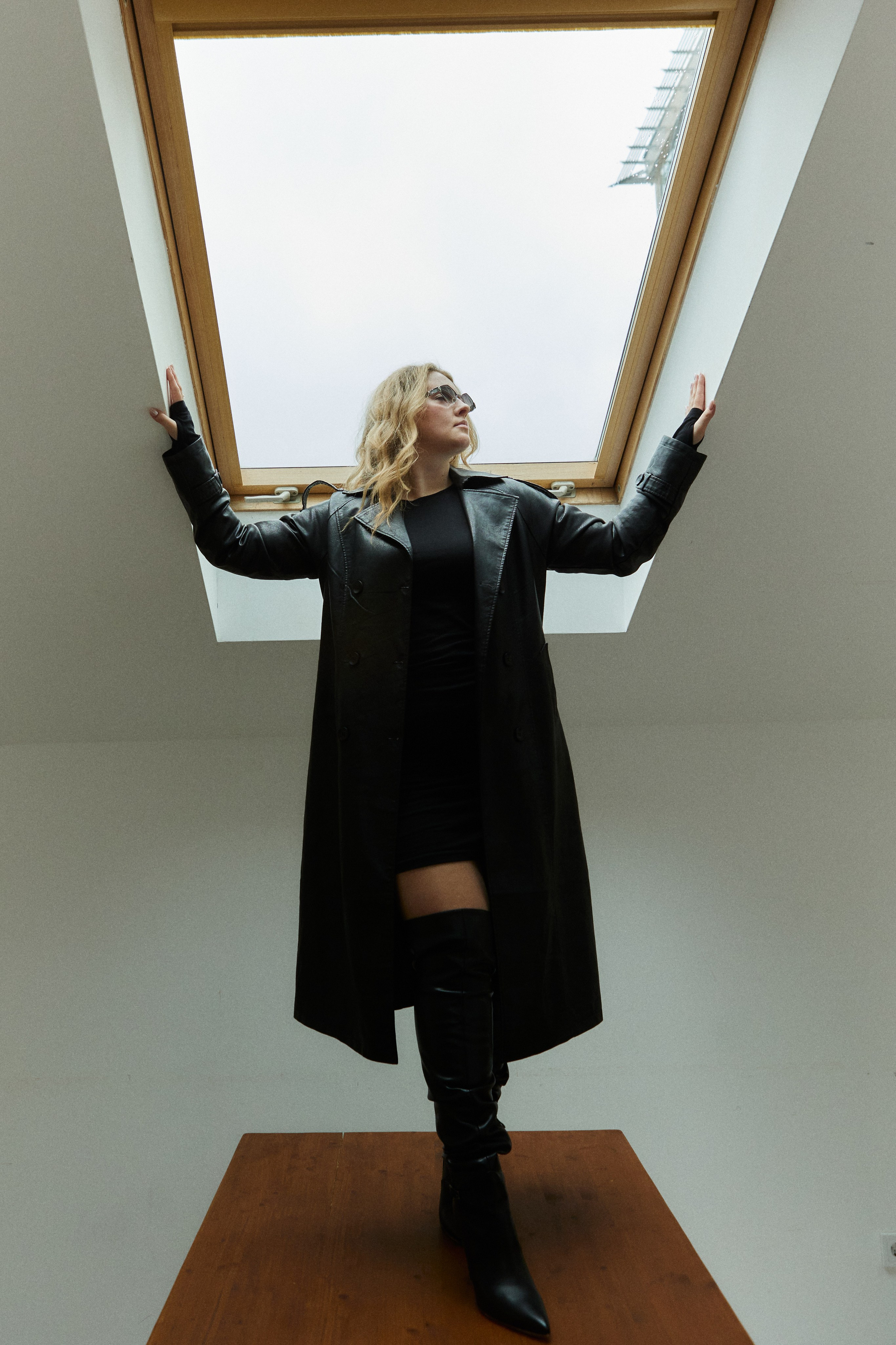 стильная фотосессия в студии как из pinterest, фотосессия в кожаном плаще,  портретный фотограф в Москве