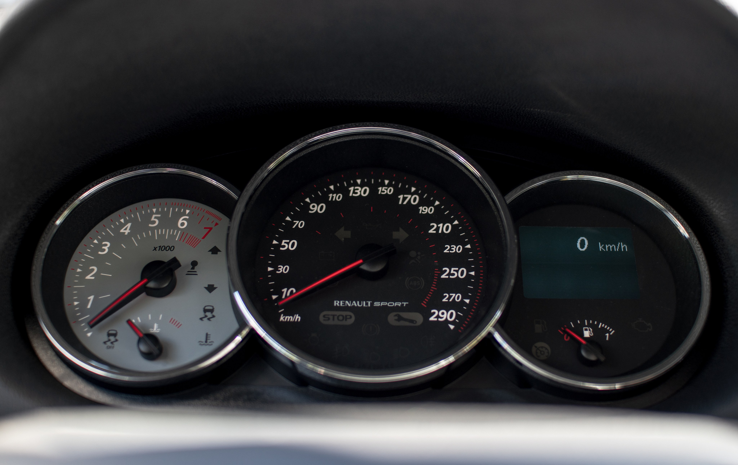 Спортивный хэтчбэк ездит по улицам Москвы. Жуков Илья  свадебный фотограф в Москве