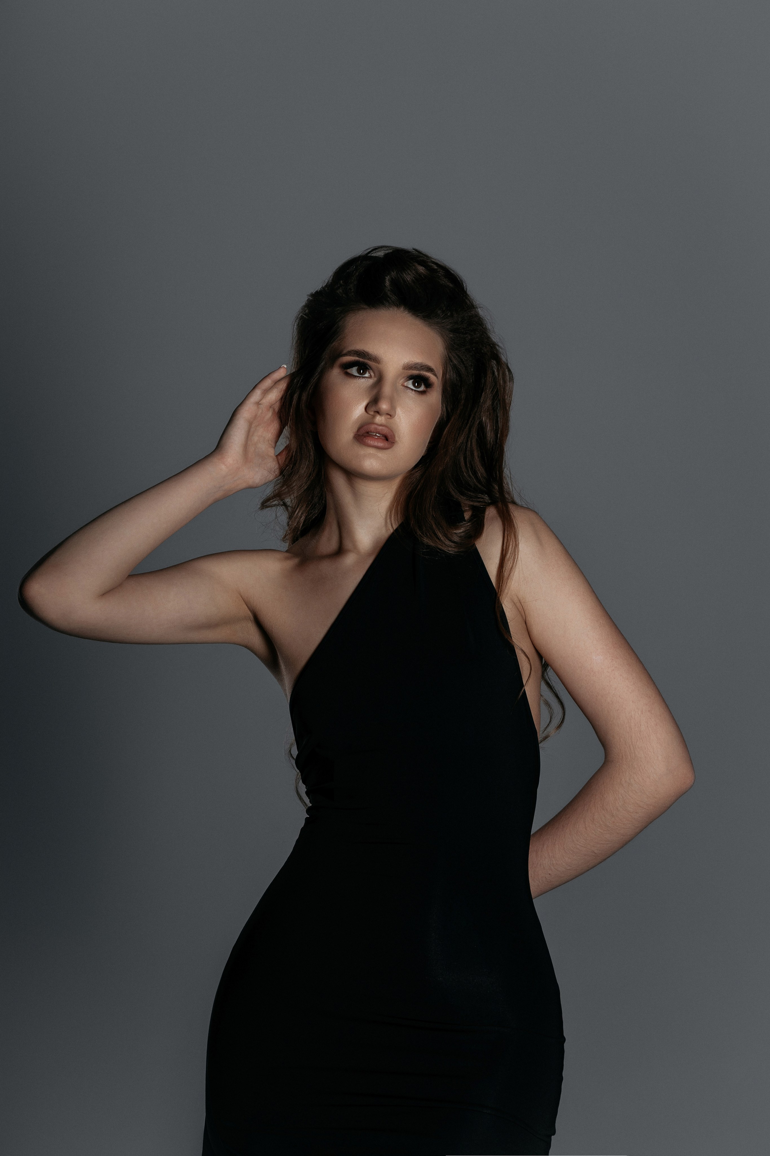 Черное платье и монохром | Стильная студийная фотосессия в студии в 12.7. Выразительные кадры. Профессиональная съемка в Анапе, Геленджике, Абрау-Дюрсо, Кабардинке, Новороссийске, Темрюке, Краснодаре.