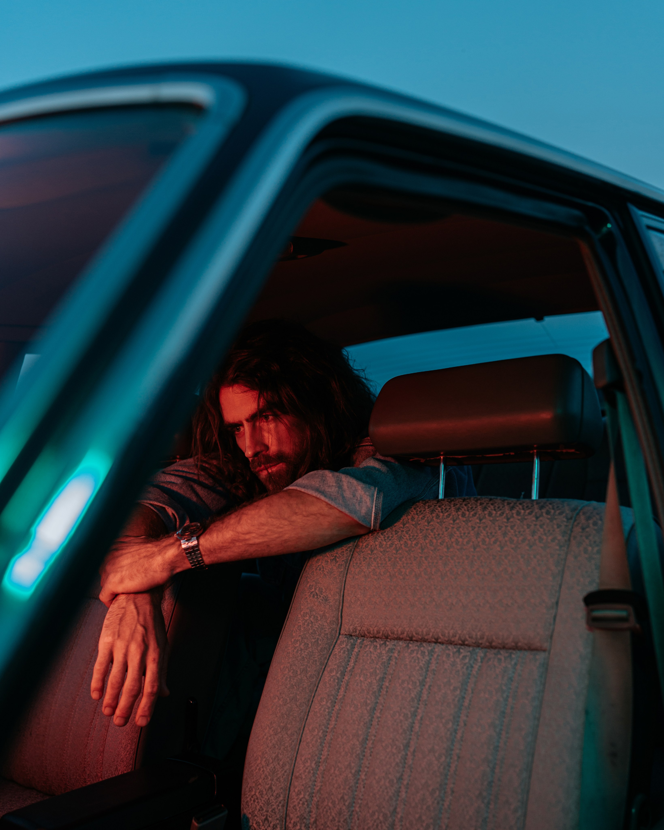 Фотосессия парня с автомобилем. Портретный фотограф Санкт-Петербург Арнольд