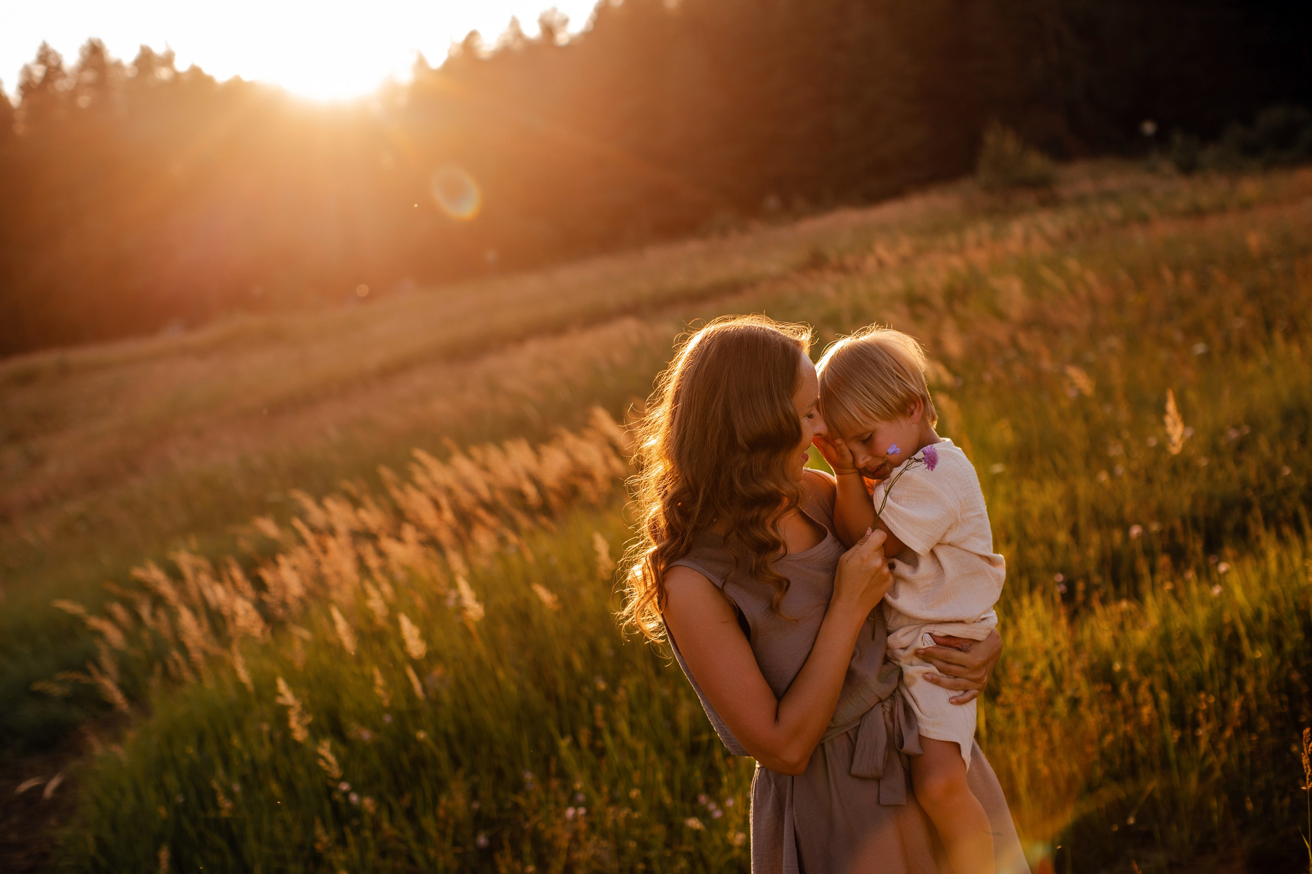 Фотосессия большой семьи в поле