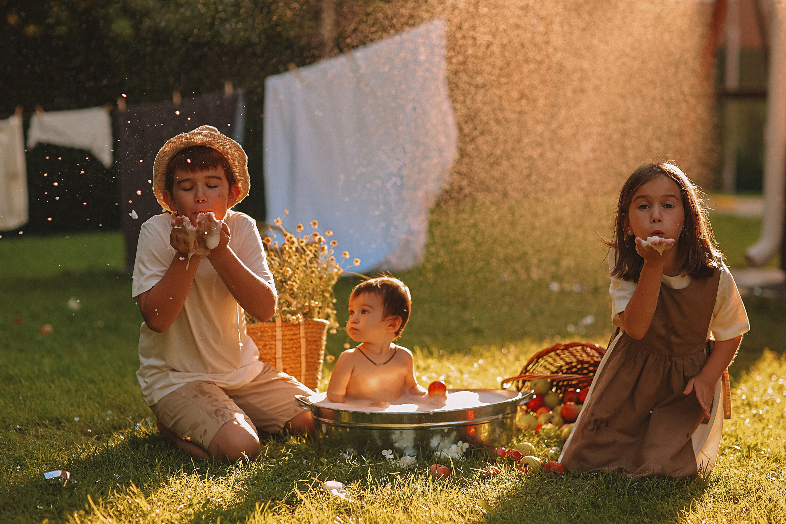 Стирка у дома. Семейный фотограф Тюмень, фотограф на роды Салмина Мария