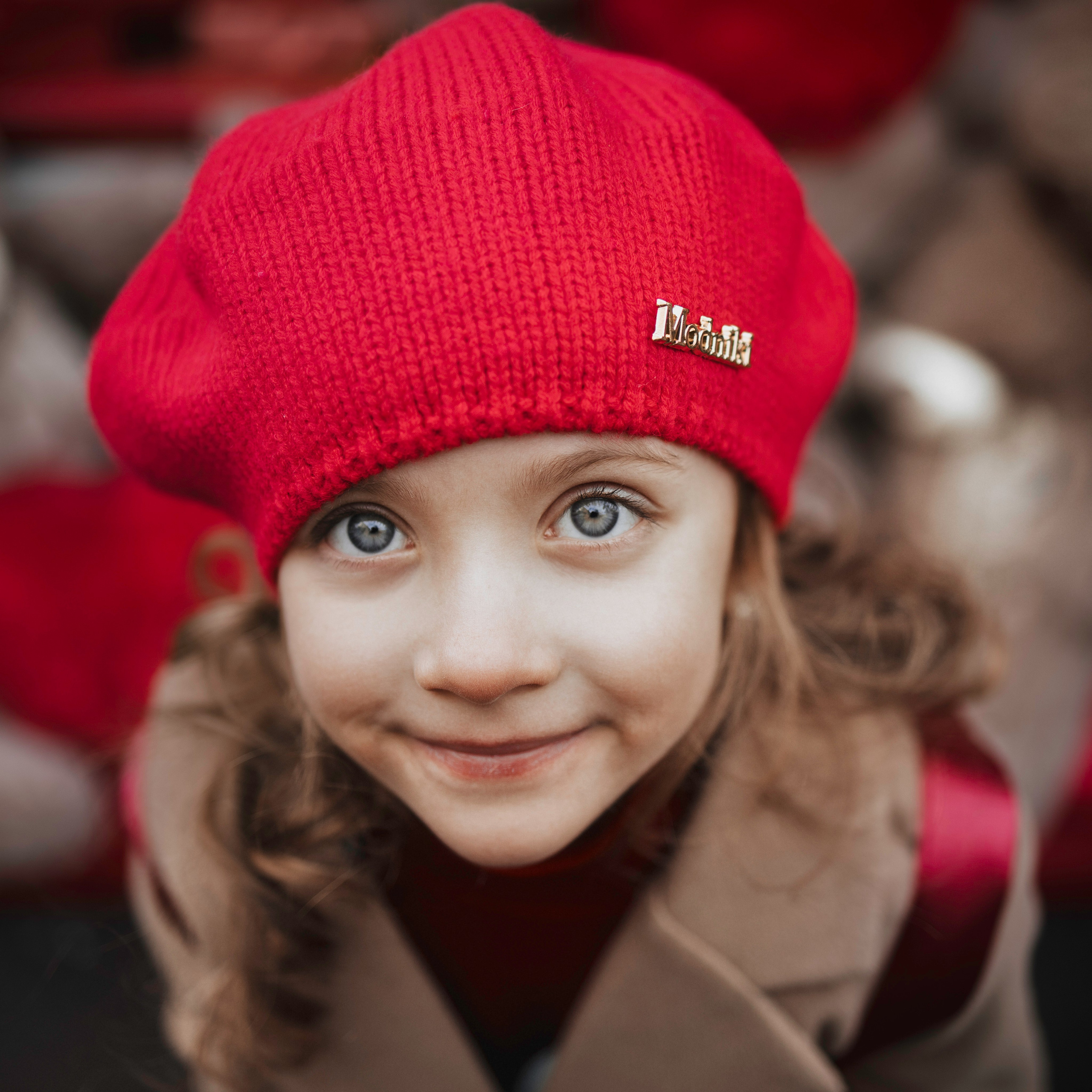 Семейная фотосъемка в Москве для мамы и дочки. Прогулка днем по новогодней Москве украшенной зимними новогодними елками и шарами, красно-бежевая, Третьяковский проезд, Манежная площадь, ГУМ-ярмарка