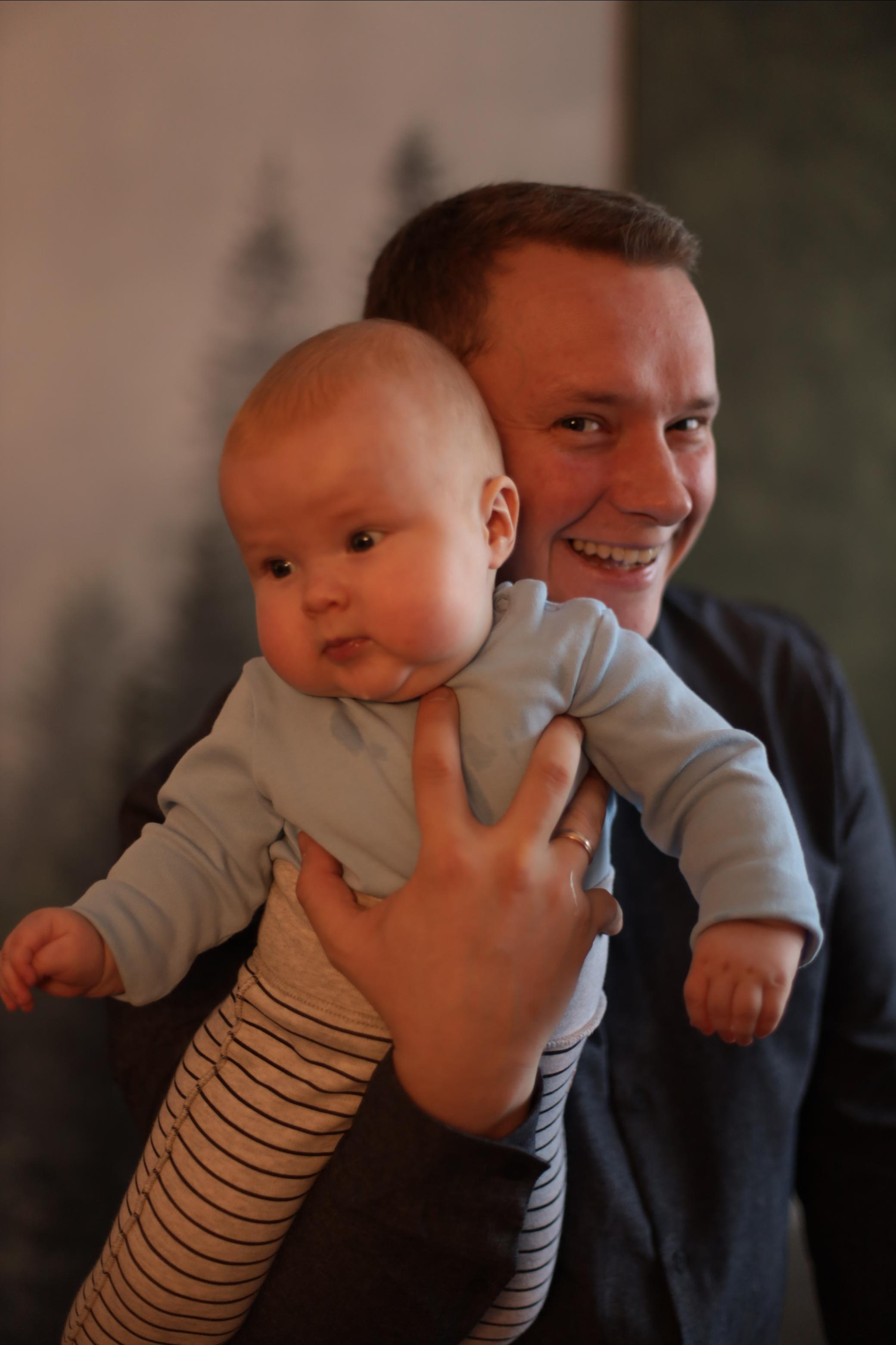 малыш у папы на руках дома