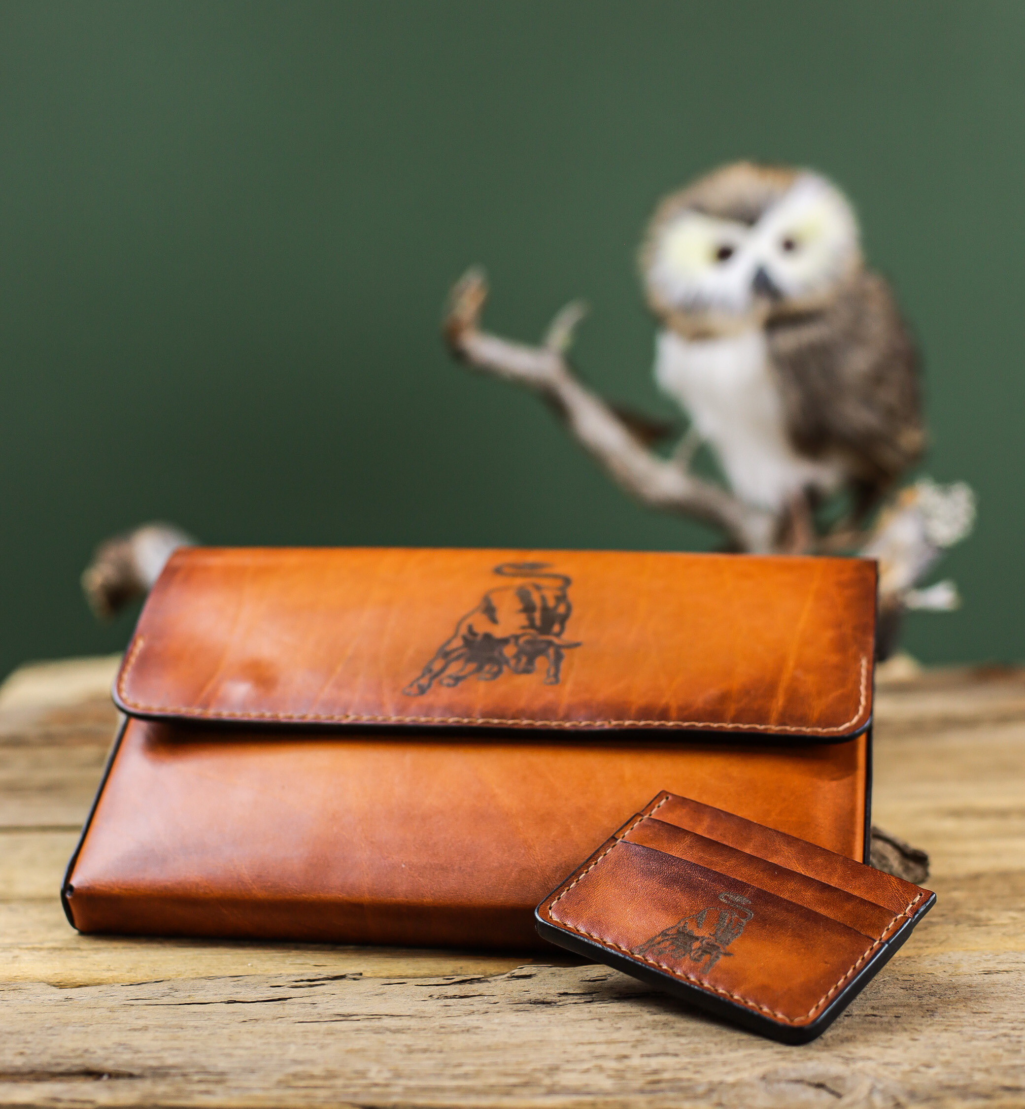 кожаные изделия ручной работы на деревянном фоне