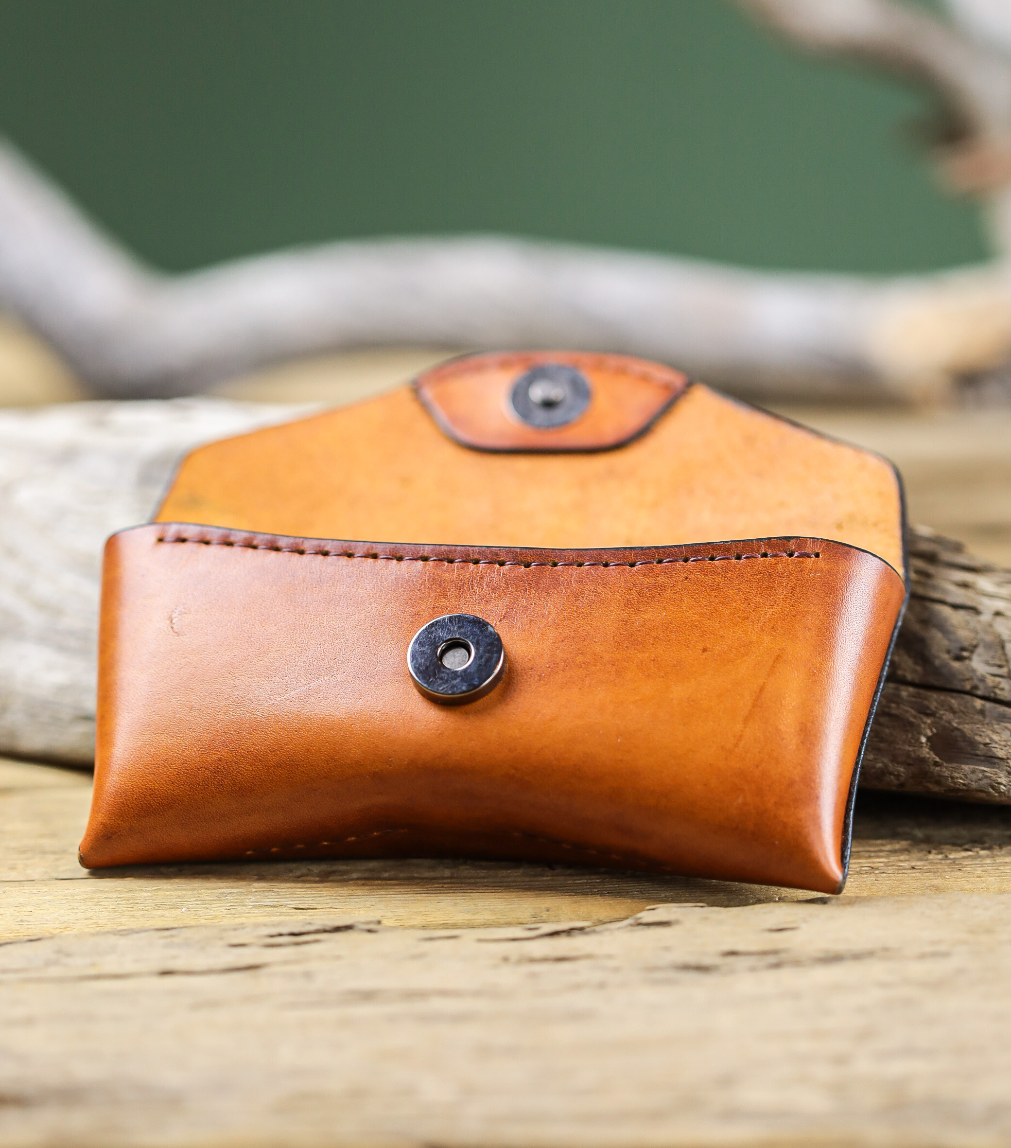 кожаная очечница на деревяном фоне 