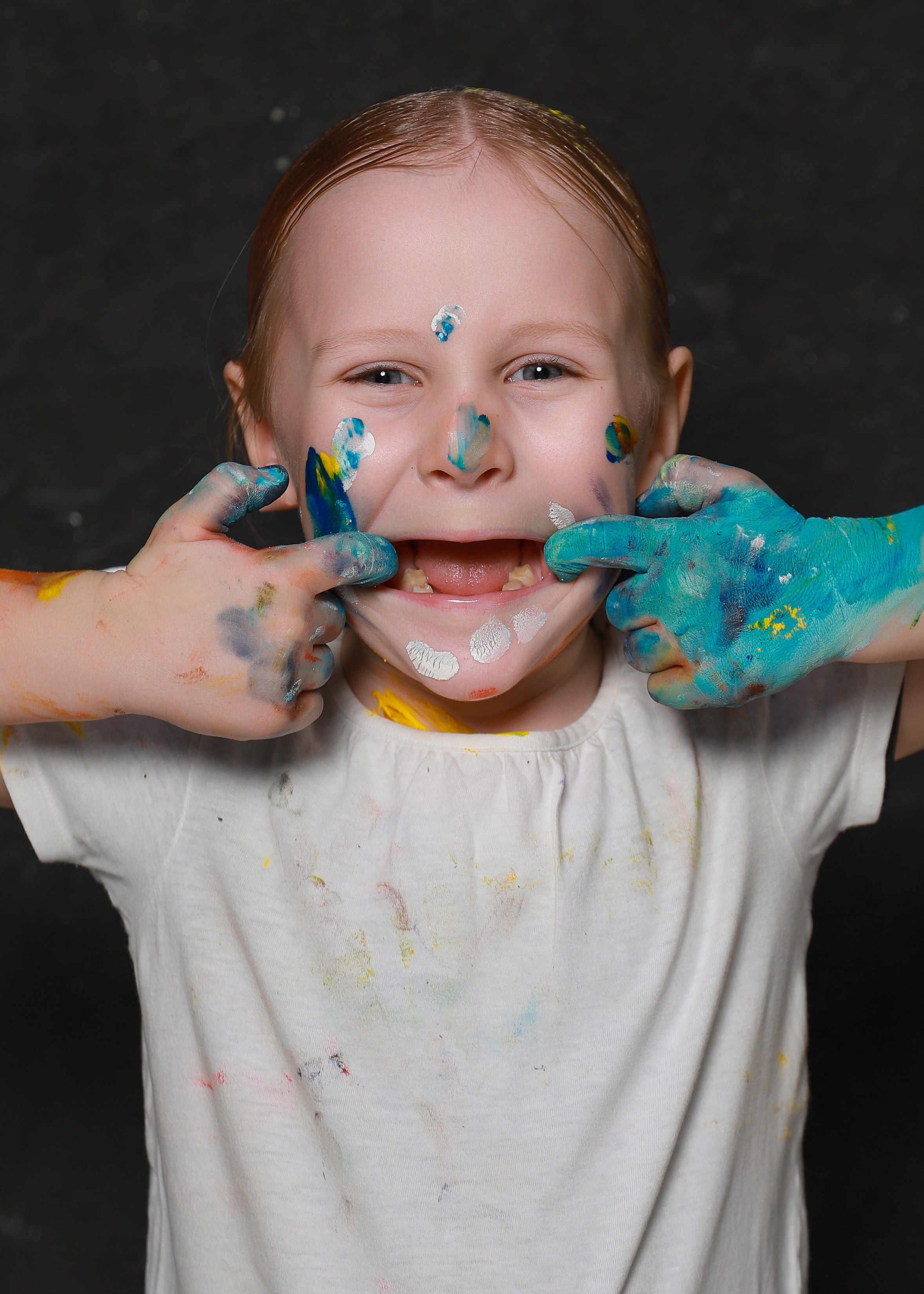 Младшие с красками. Фотограф Юлия Мальцева