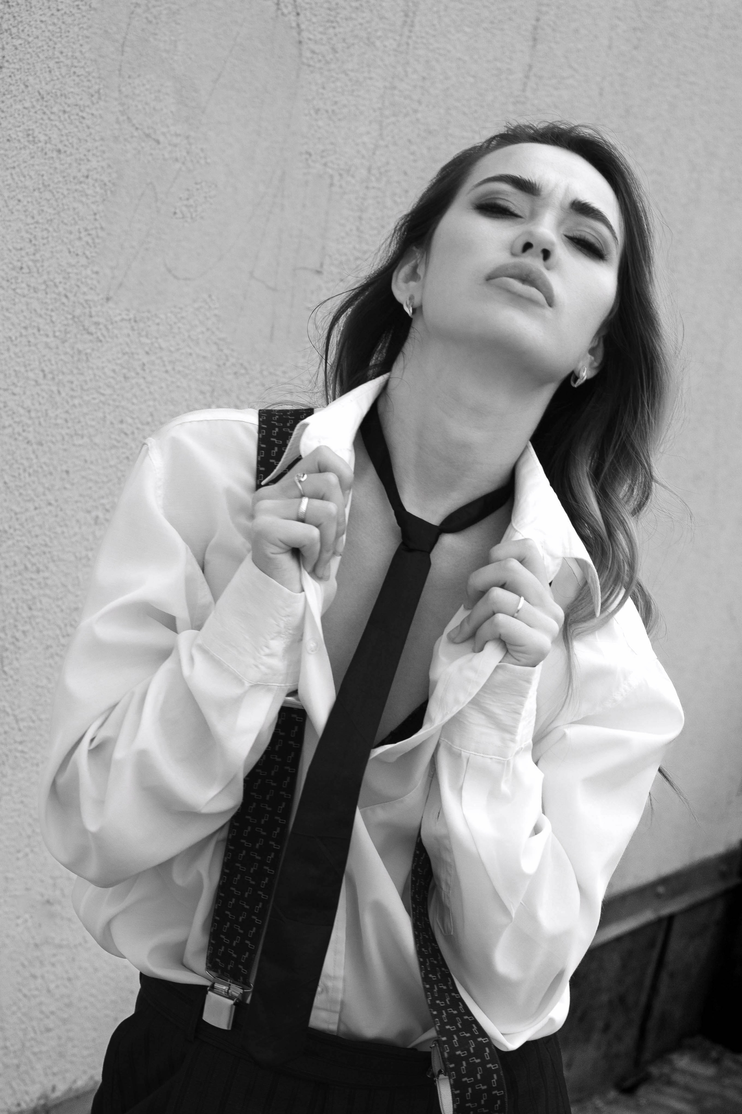 Монохромная фотография девушки в мужском костюме застилает взгляд зрителя элегантностью и изяществом. Одновременно сдержанная и провокационная, девушка в этой фотографии иллюстрирует вечную борьбу противоположностей, создавая потрясающе харизматичный образ. Екатеринбург фотосессии  Автор фотограф: Додров. Ph: dodrov.