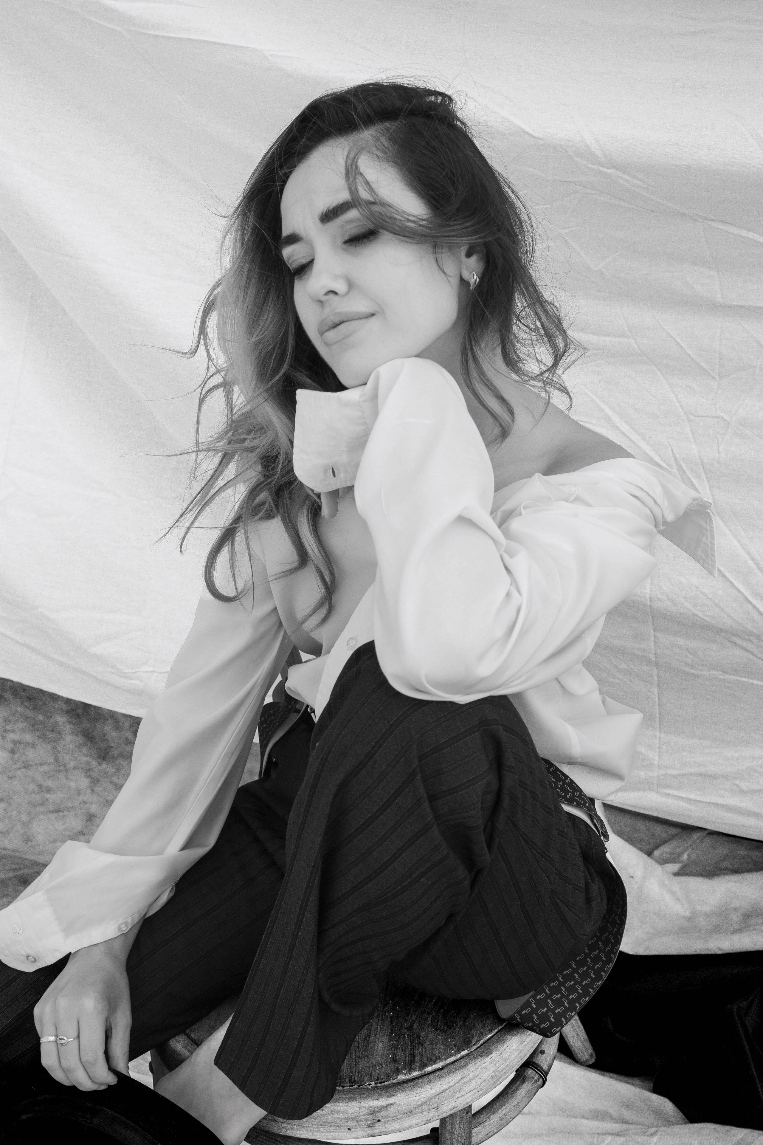 Монохромная фотография девушки в мужском костюме застилает взгляд зрителя элегантностью и изяществом. Одновременно сдержанная и провокационная, девушка в этой фотографии иллюстрирует вечную борьбу противоположностей, создавая потрясающе харизматичный образ. Екатеринбург фотосессии  Автор фотограф: Додров. Ph: dodrov.