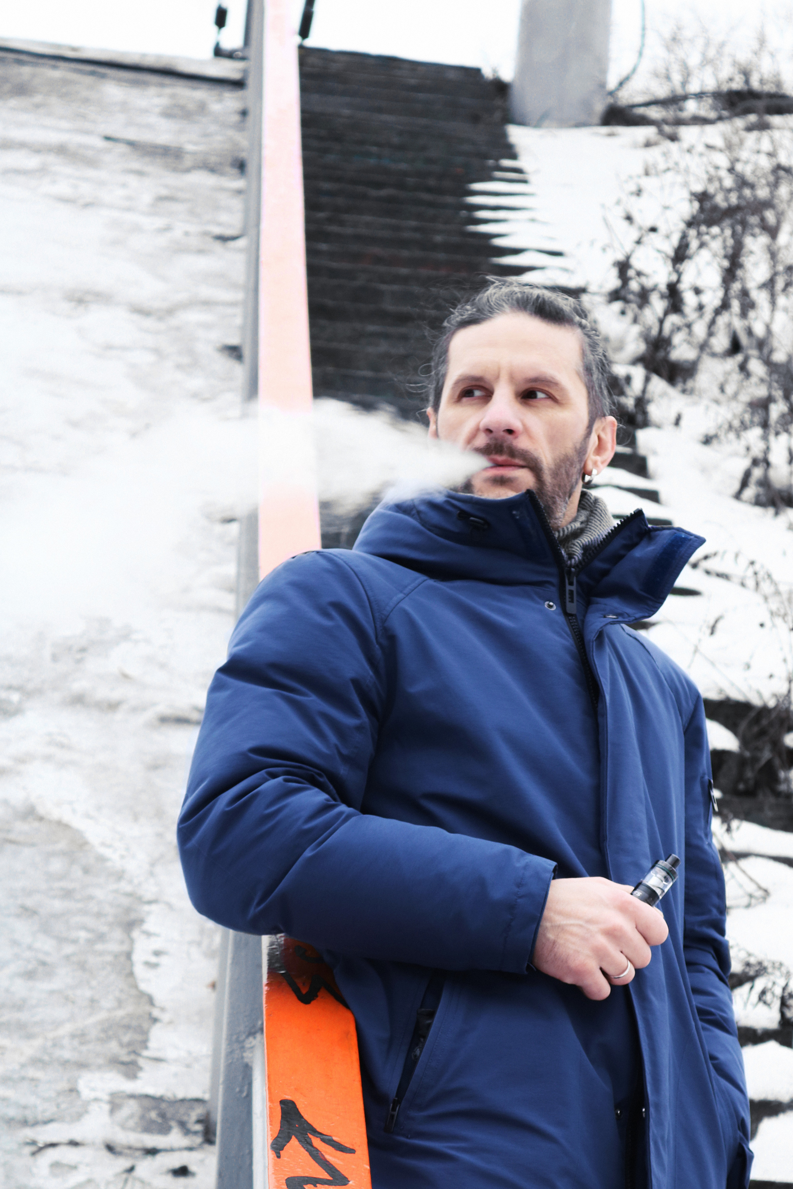 Фото с естественным светом. Парень на улице. Мужчина на улице. Мужчина курит электронную сигарету. Фотосессия с электронной сигаретой. Фотосессия с дымом.