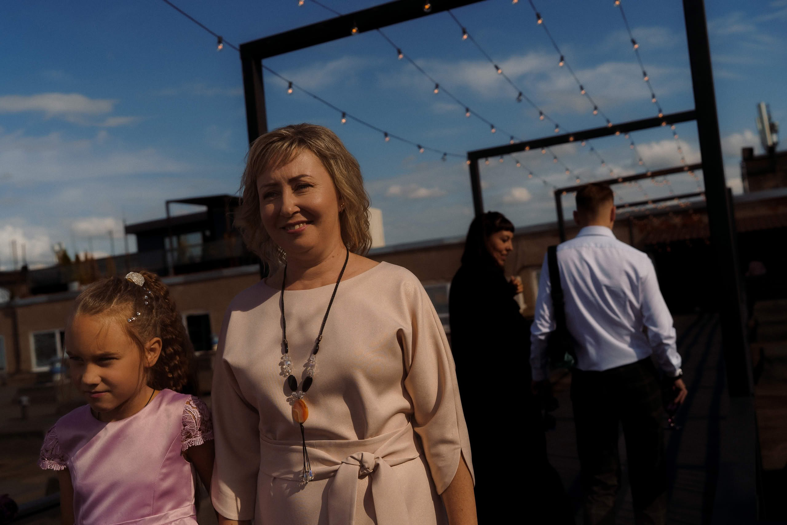 Гости с детьми на руфтопе Event Rest под гирляндами огней