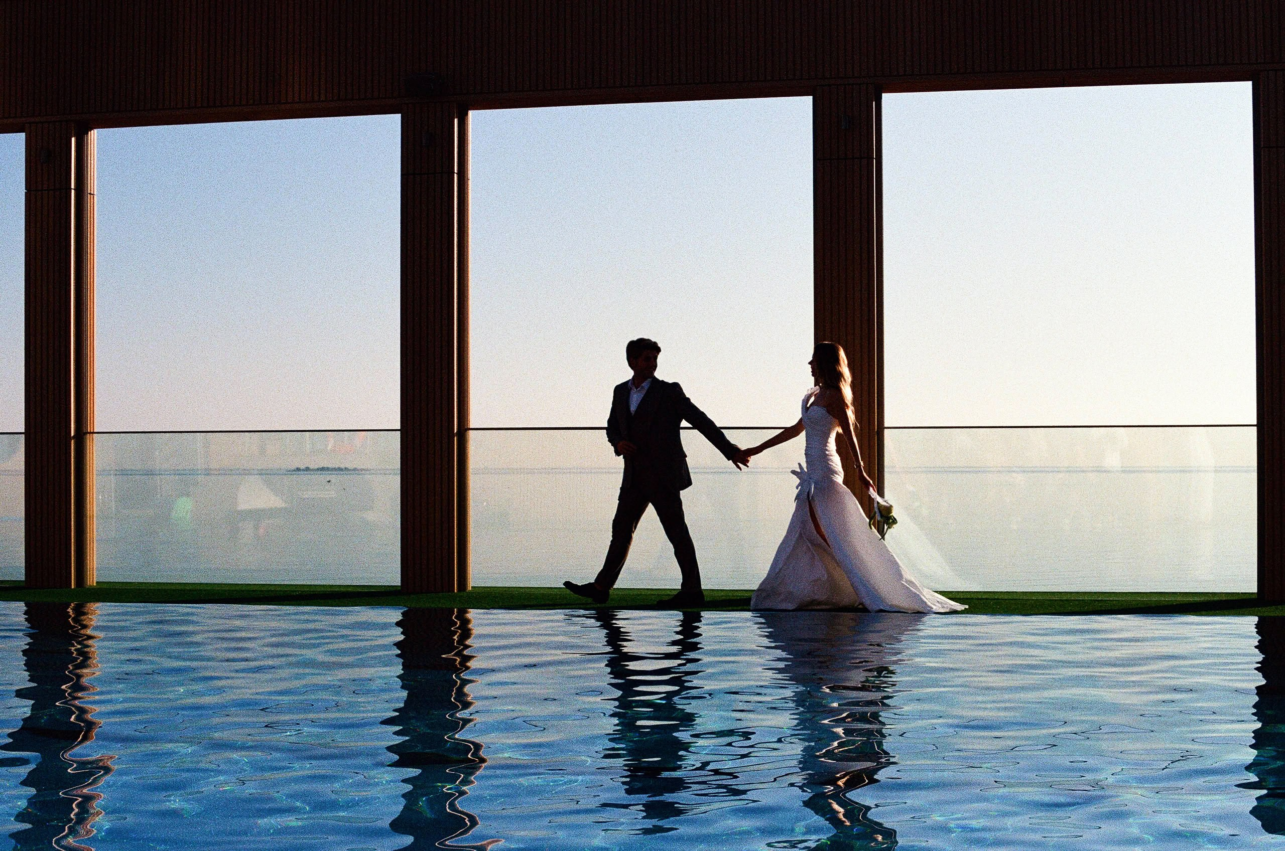 Свадебная съёмка в Репино: отель, веранда, бассейн и прогулка по пляжу. Свадебный фотограф Дмитрий Родионов — Санкт-Петербург и Ленинградская область