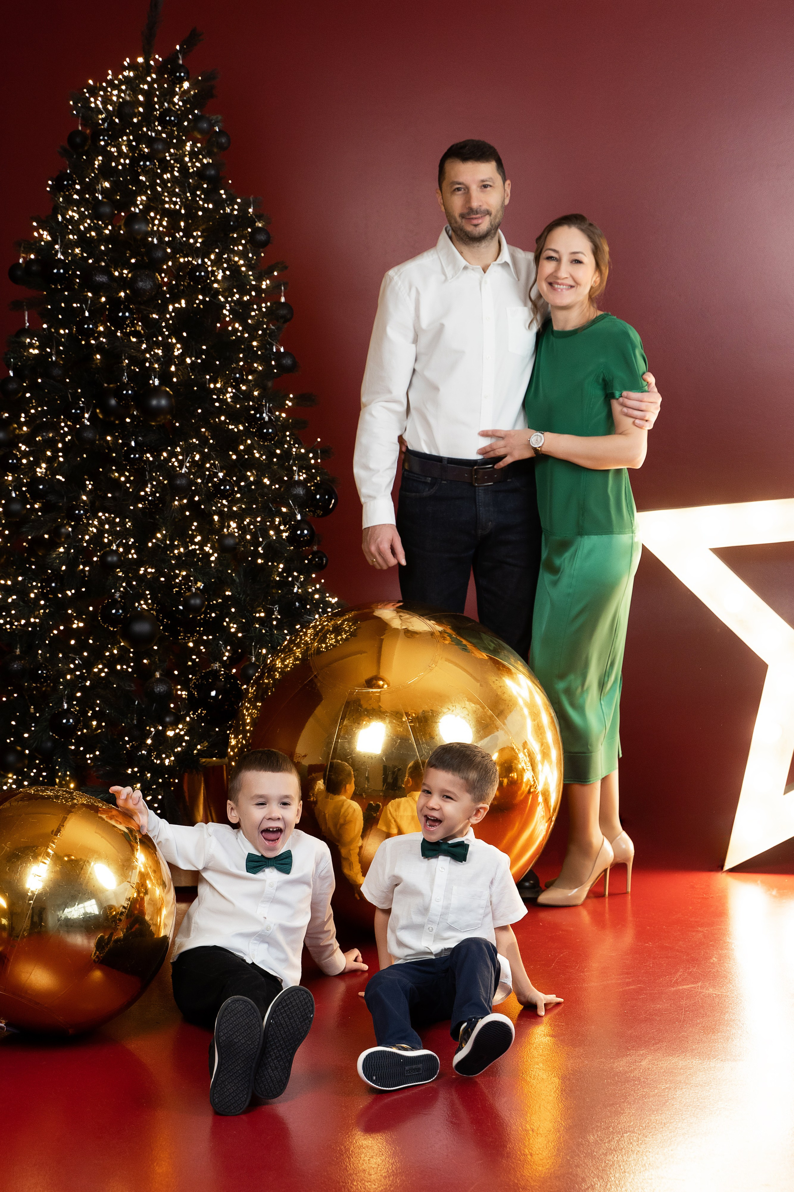 Новогодняя фотосессия с красной циклорамой. Фотограф Татьяна Мамонтова