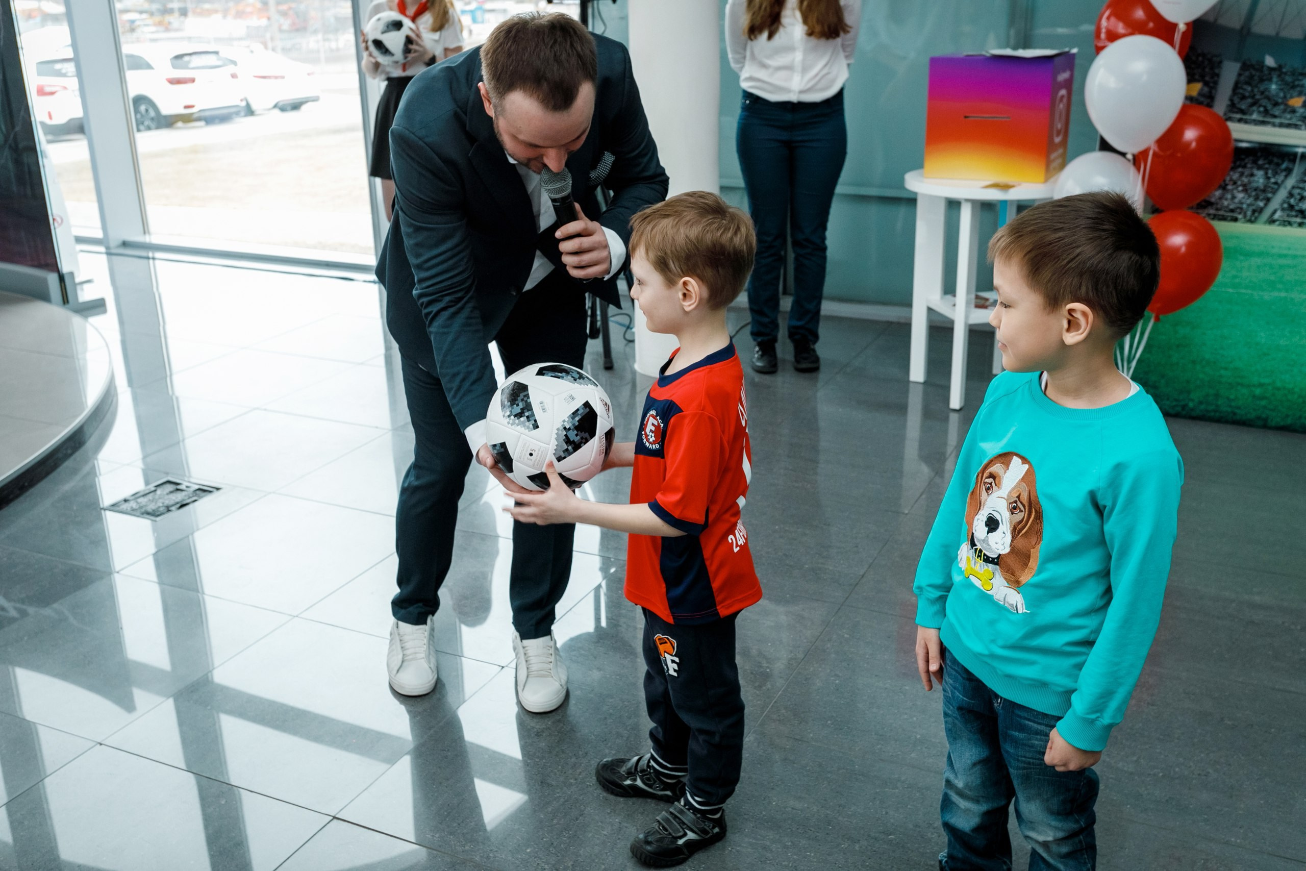 Розыгрыш билетов на ЧМ по футболу FIFA @ Киа Центр. Репортажный фотограф Максим Полянский. Москва, Санкт-Петербург, Красноярск