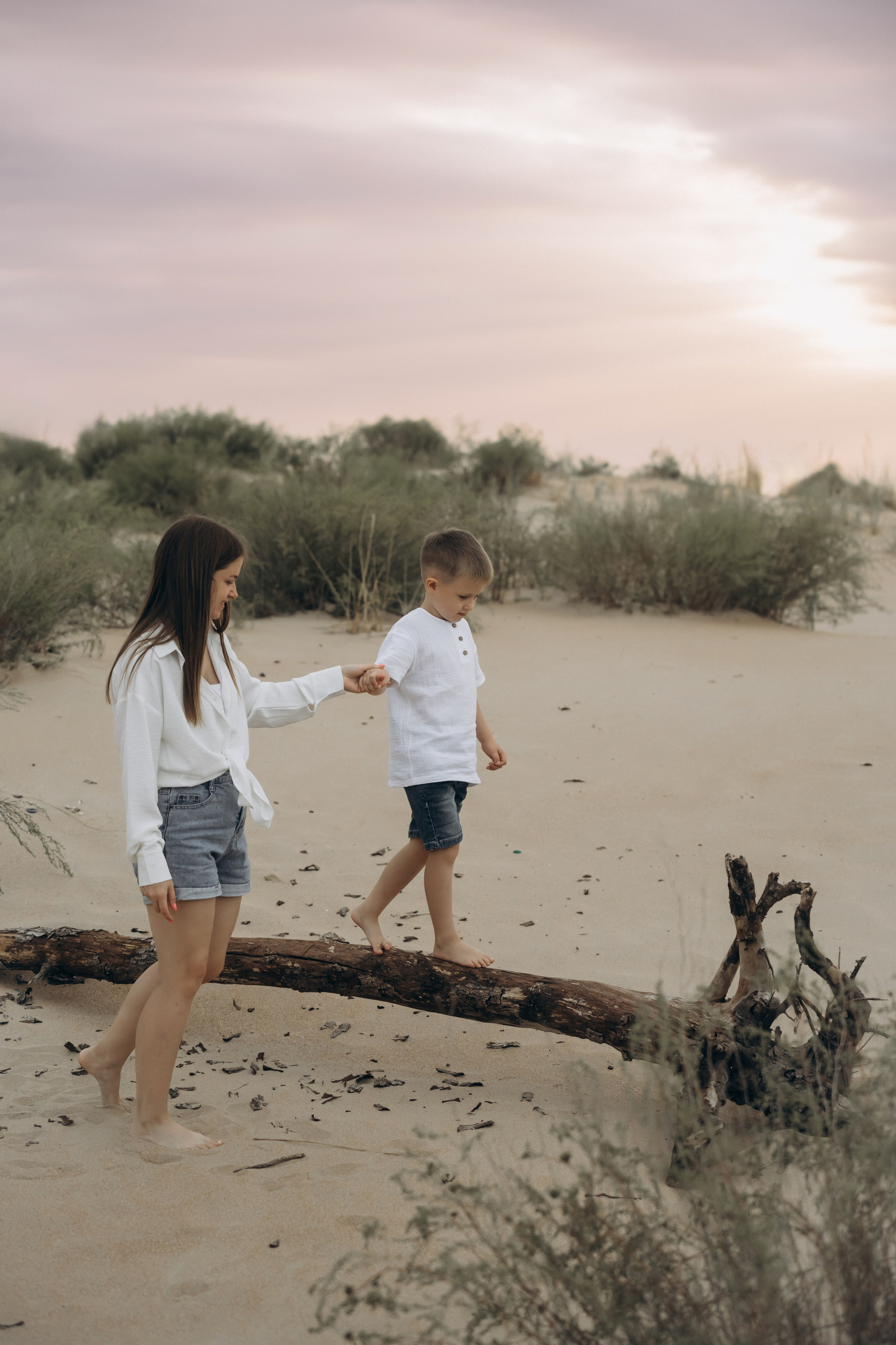 Фотограф Голубицкая сняла, как папа учит сыновей вязать морские узлы, а мама с умилением наблюдает  