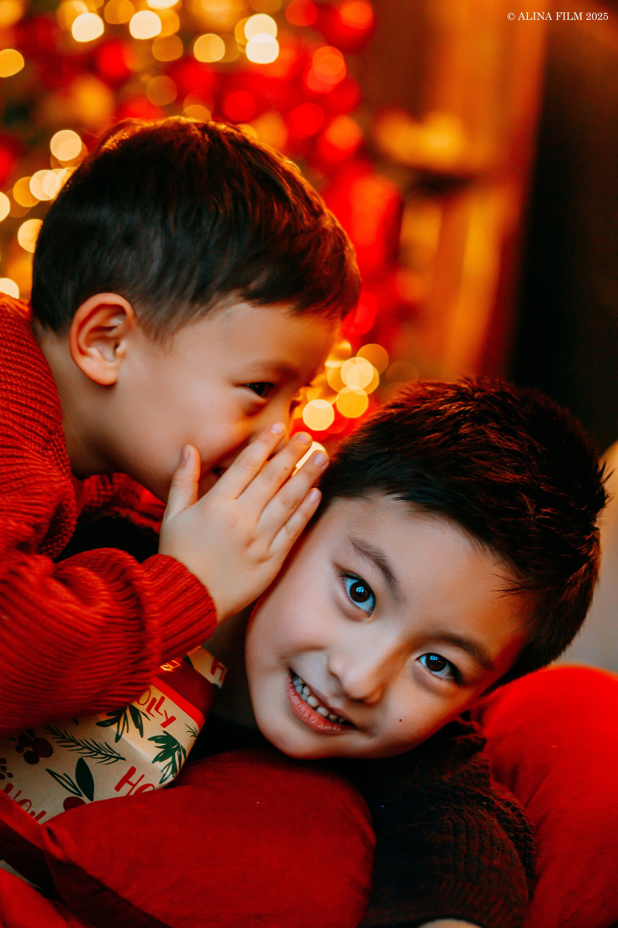 Новогодняя семейная фотосессия в темном зале. Фотограф в Санкт-Петербурге Alina Film