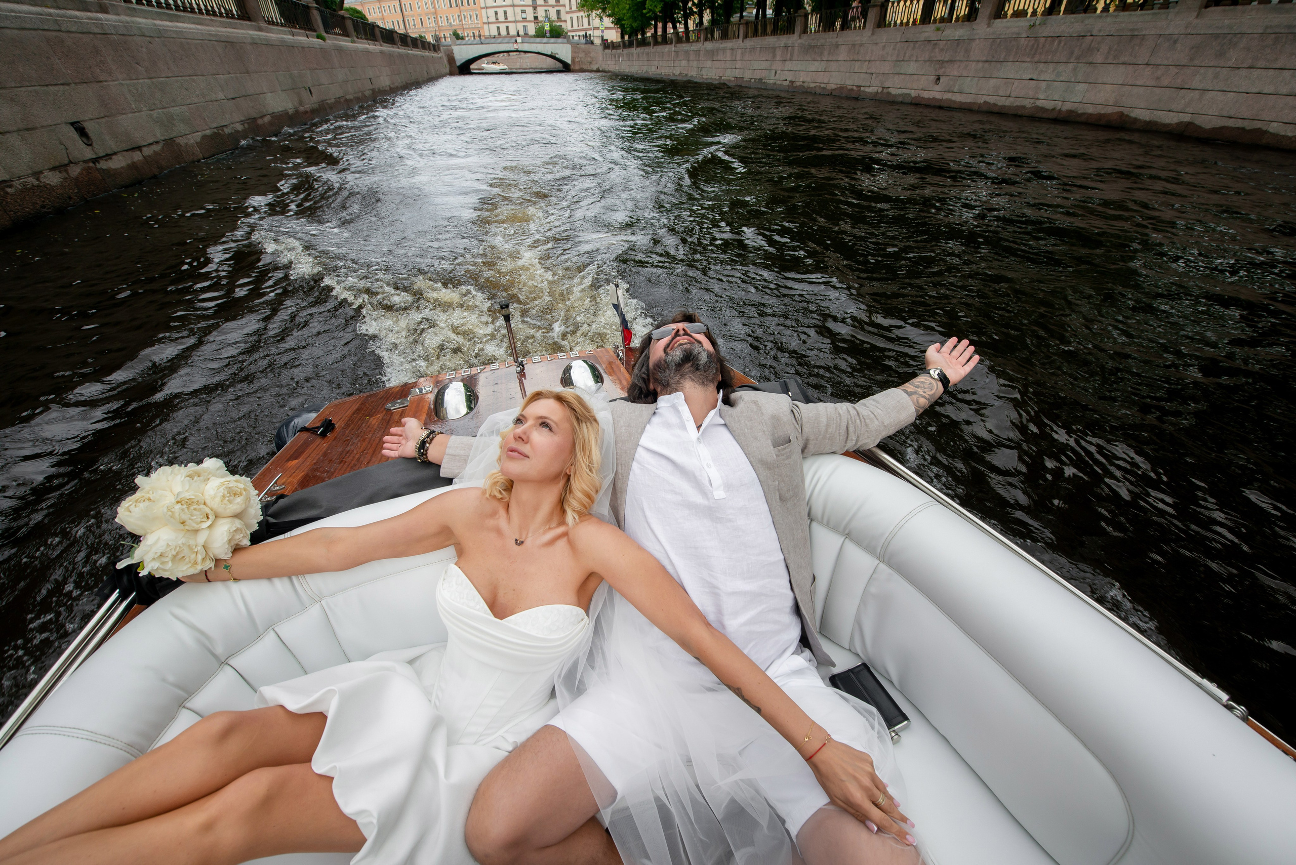 Юлия и Павел (сборы невесты, Невская ратуша, красный Buick, прогулка по рекам на катере). Портретный, семейный и свадебный фотограф в Санкт-Петербурге и в Пушкине Ширяев Денис