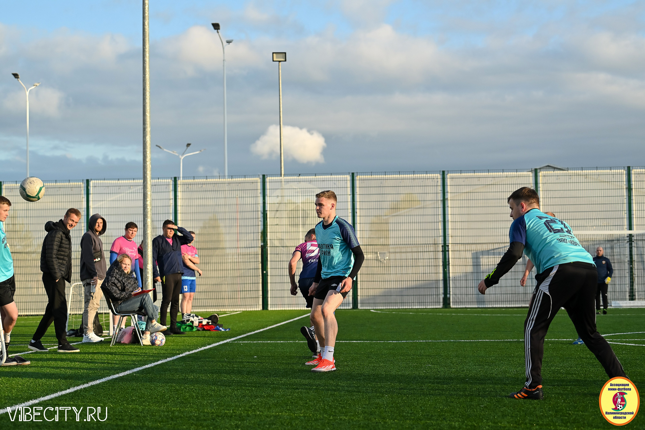 ИГРЫ МИНИ-ФУТБОЛЬНОЙ И КОРПОРАТИВНОЙ ЛИГИ. VIBECITY.RU Вайб Сити Ру Фоторепортажи Фотоотчеты Калининград