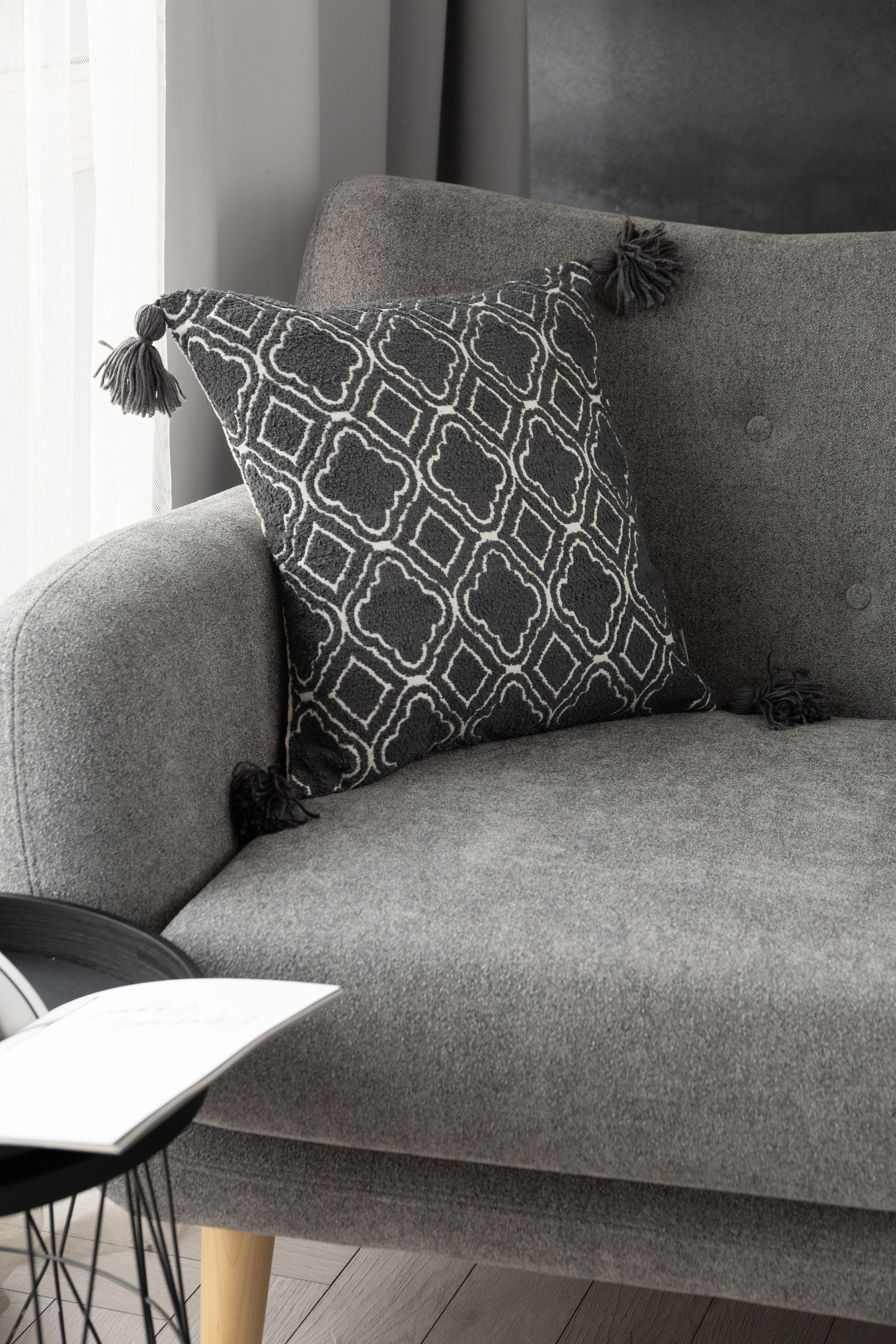 Подушки с кисточками в интерьере гостиной | Фото для сайта дизайнера